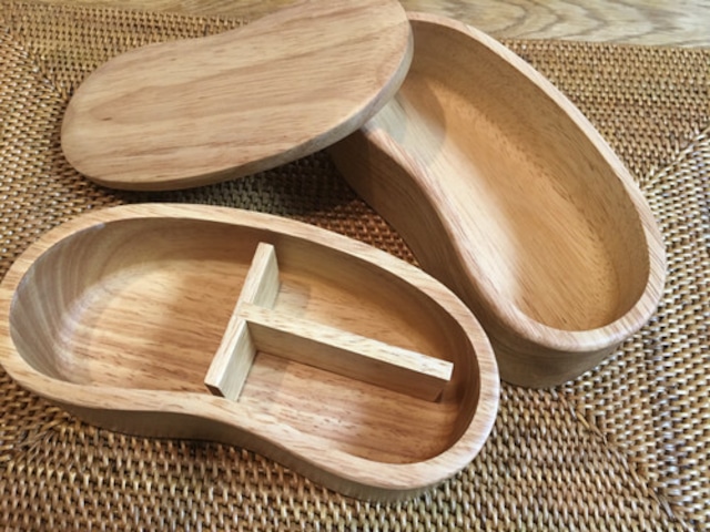 木製・漆塗　二段　白木　くりぬき豆型　弁当箱（バンド付き）