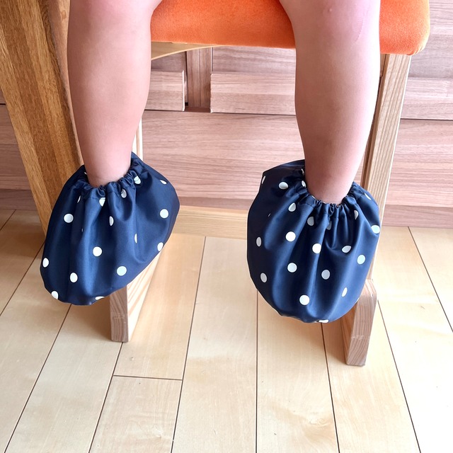 サッと履かせるだけ！簡単シューズカバー・黒ドット