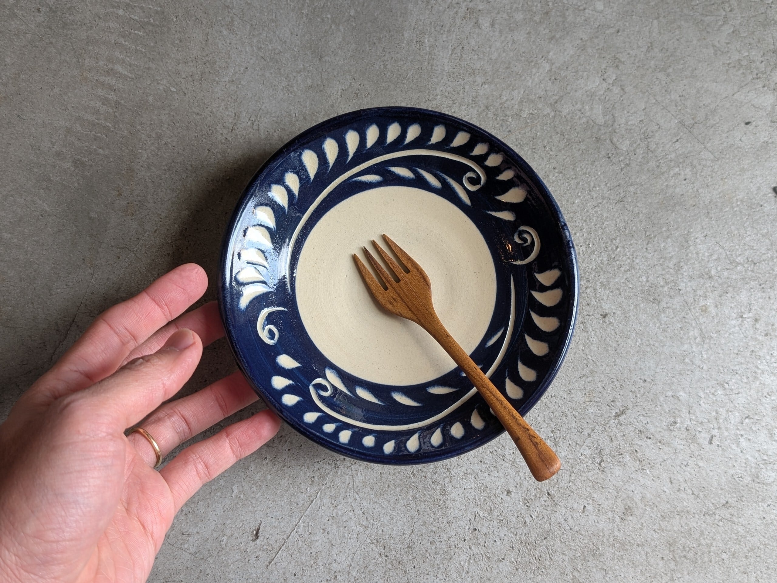 やちむん 皿5寸（線彫唐草） | やちむん工房 與那嶺 | inoya | Basic