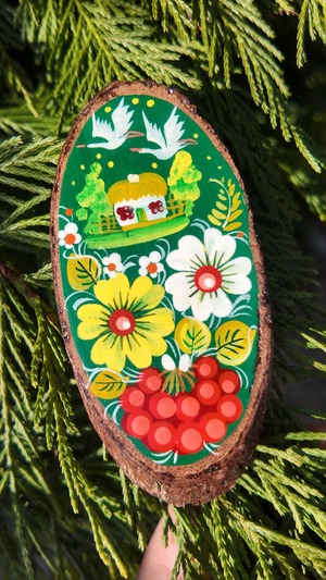 ウクライナ伝統絵画 ペトリキウカ塗り 木製ブローチ（ホメンコ作）