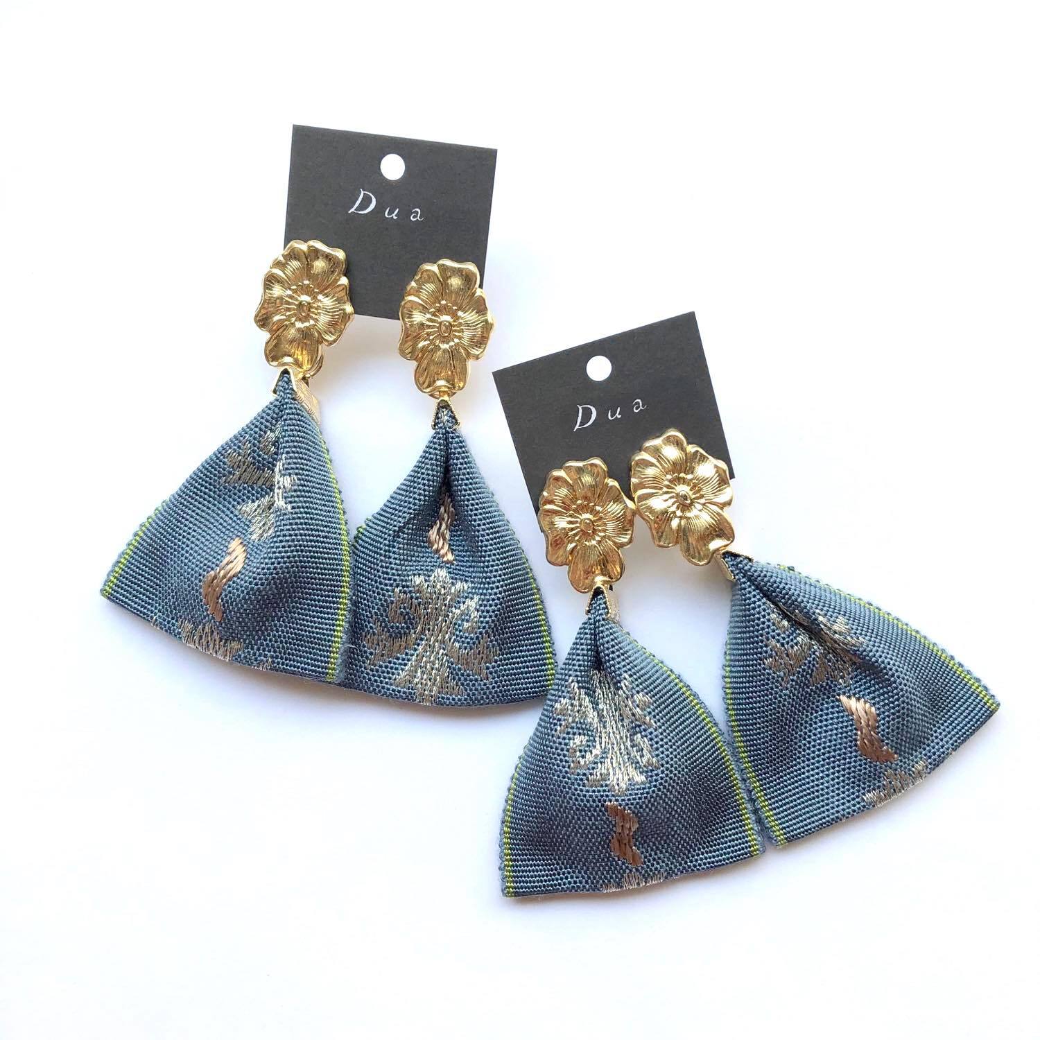 USお花トップと水色リボンタッセルの〈ピアス/イヤリング〉 | Dua