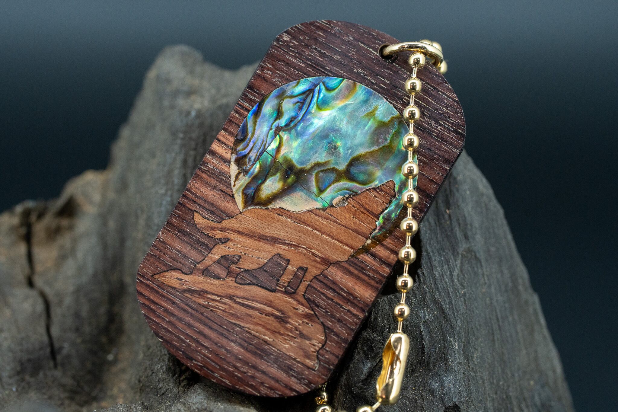 【王室御用達 】 キングウッド ドッグタグ 象嵌 月と狼