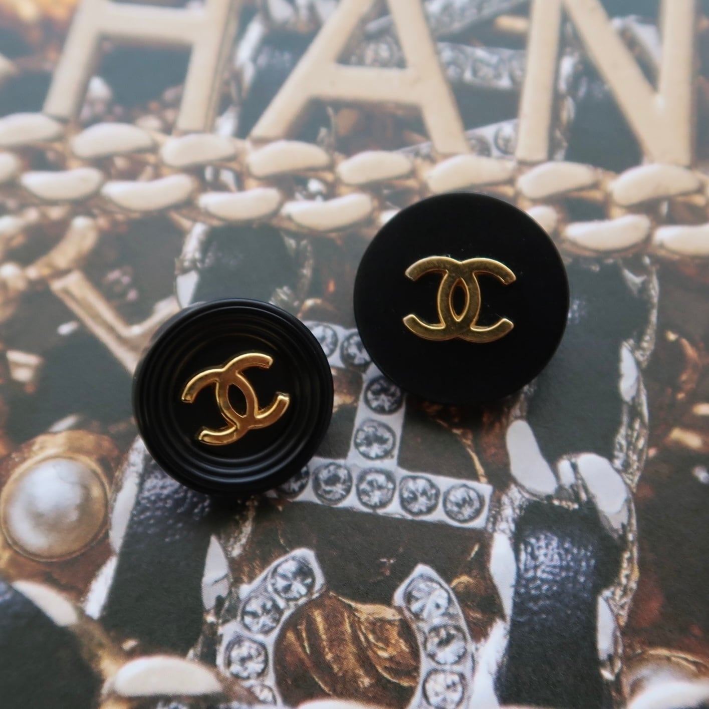 VINTAGE CHANEL BUTTON】ゴールドココマーク ブラックフレームボタン