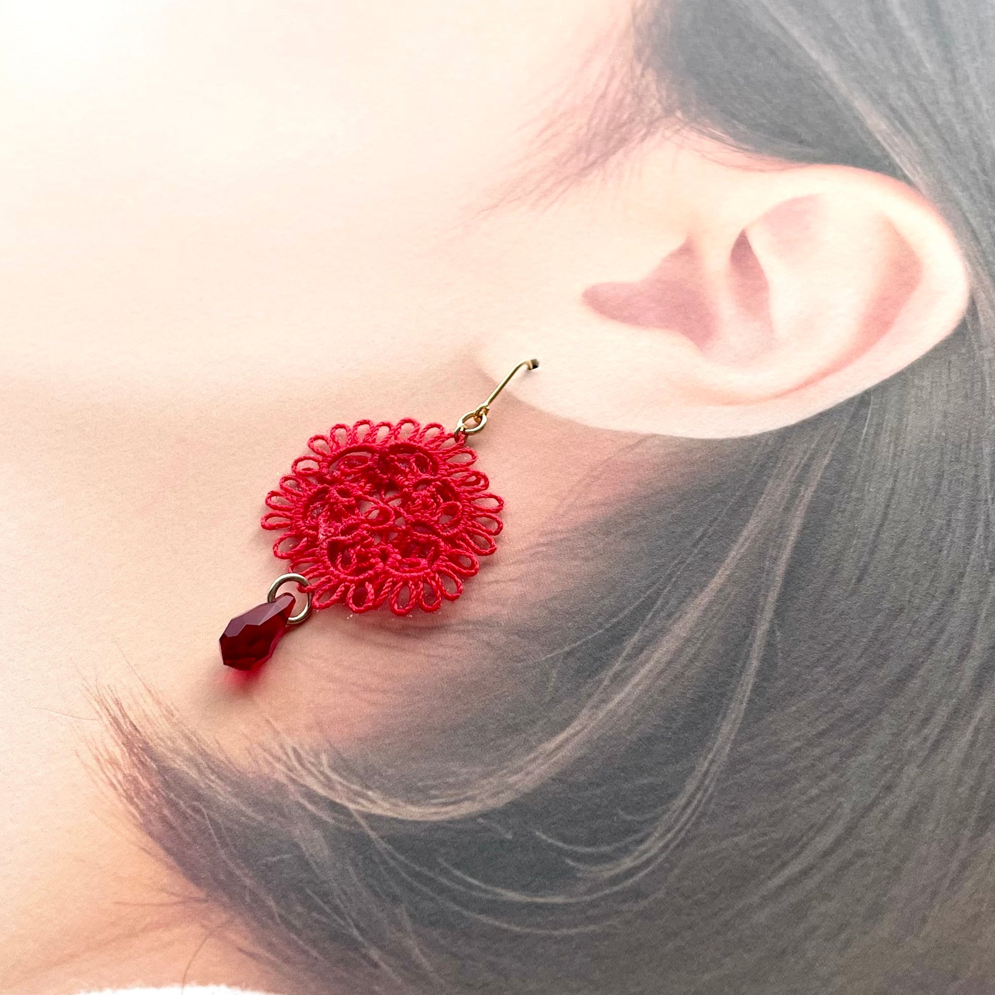 お花モチーフ＊赤色レース×シャムのピアス・イヤリング | EMIEL 〜luire〜