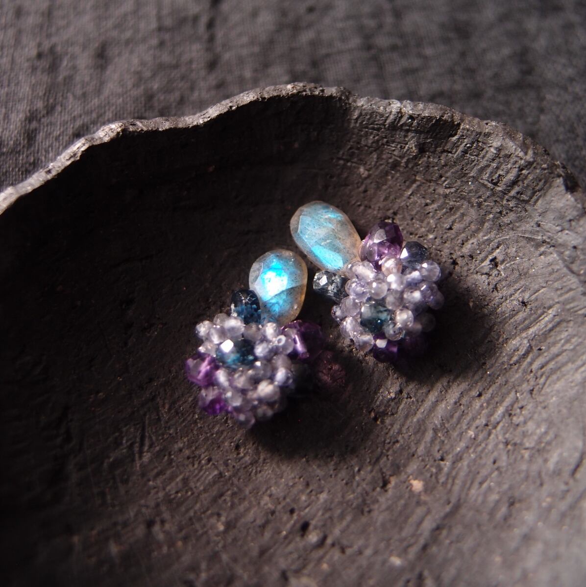 【天然石刺繍/イヤリング】labradorite × iolite × kyanite × amethyst