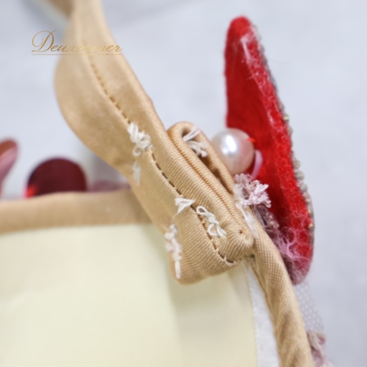 ベリーダンス オリエンタル 衣装 上下セット ピンク系 トップス  スカート アーム アーム飾り スパンコール ラインストーン 豪華 装飾 上品 かわいい 蝶 花 白 ダンス衣装 ステージ イベント メッシュ生地 透け感 華やか セクシー スリット ホワイト系