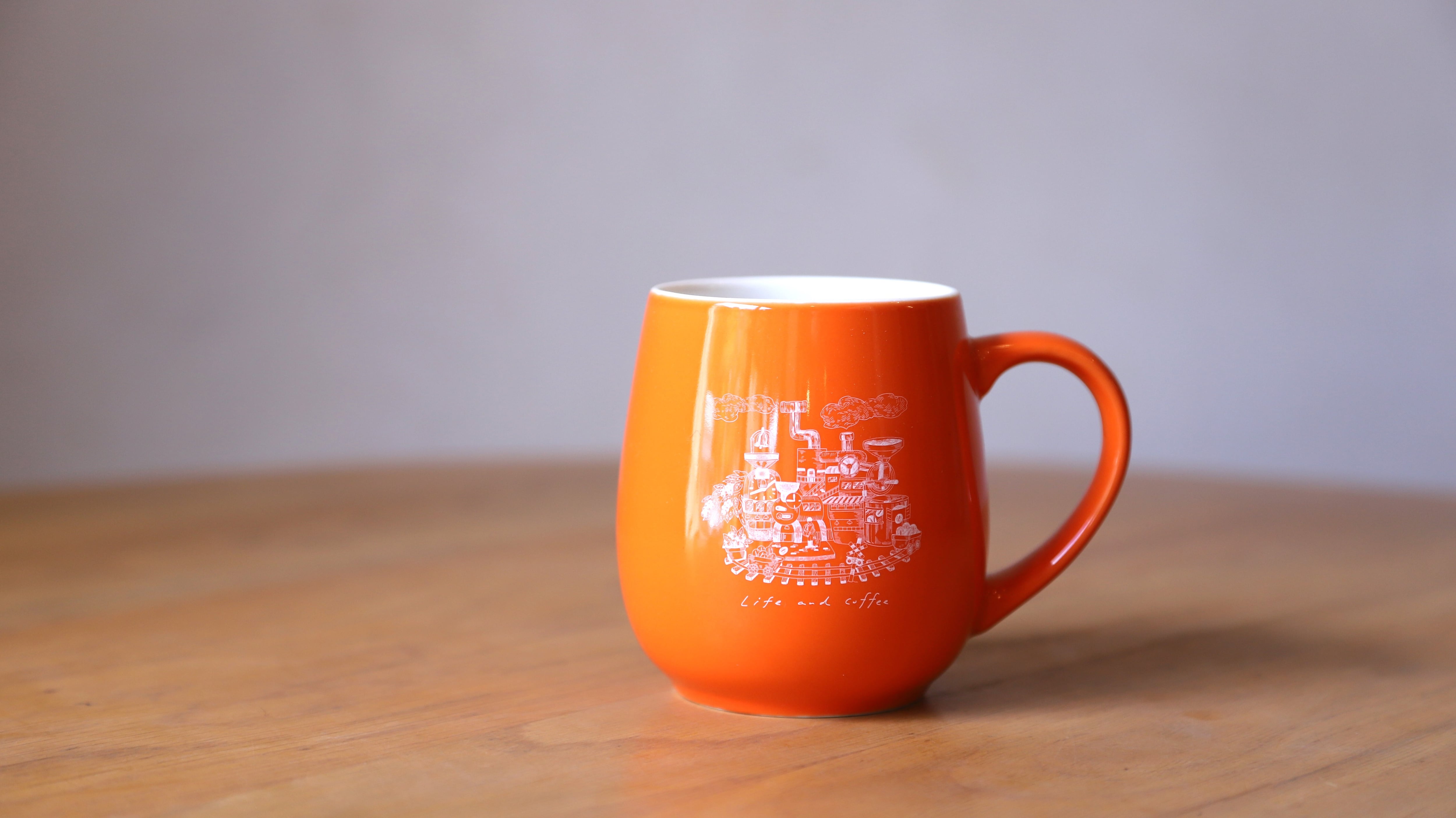 暮らしと珈琲のマグカップ（焙煎機の街）オレンジ×ホワイト | 暮らしと