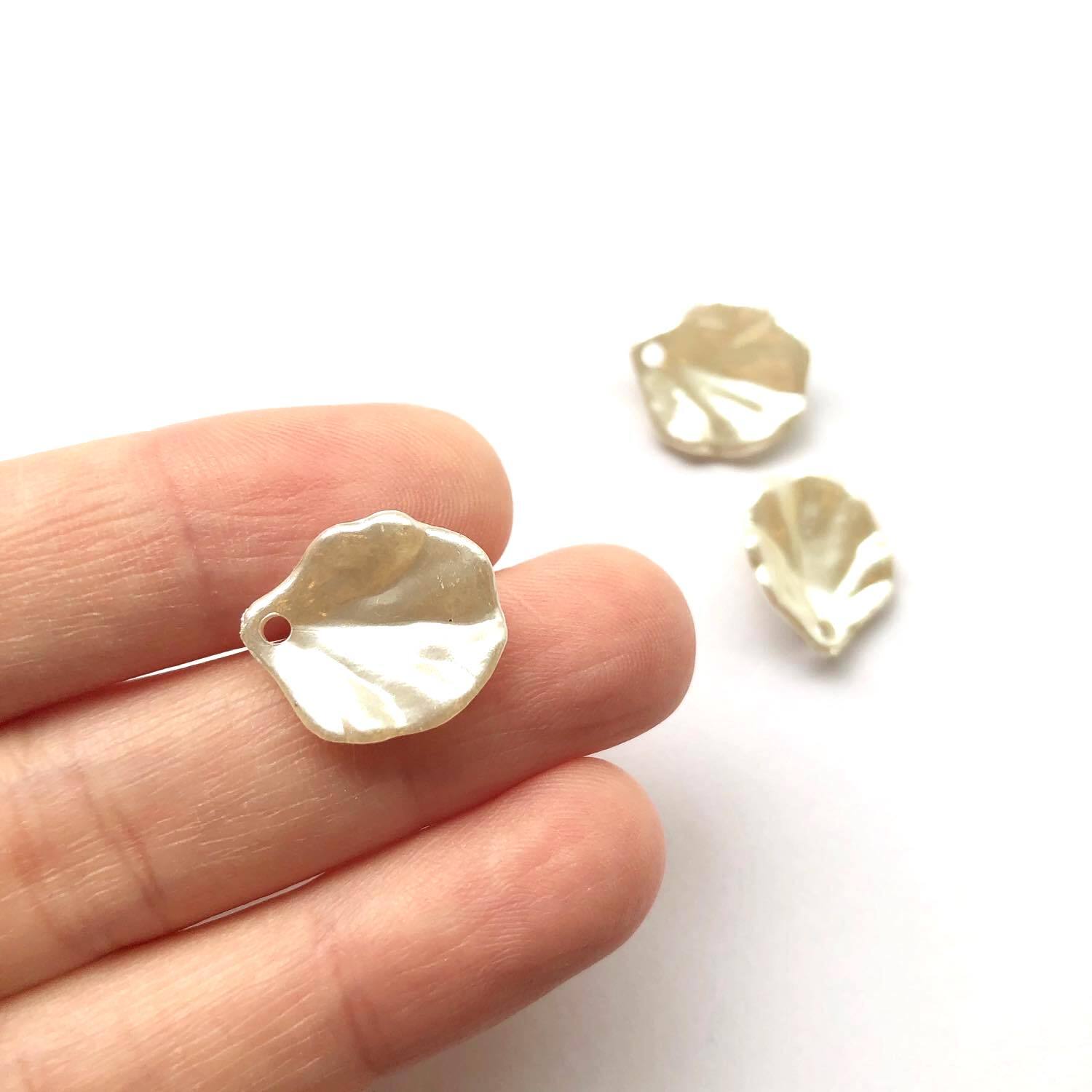 〈最終入荷〉白の花びらチャーム(S)