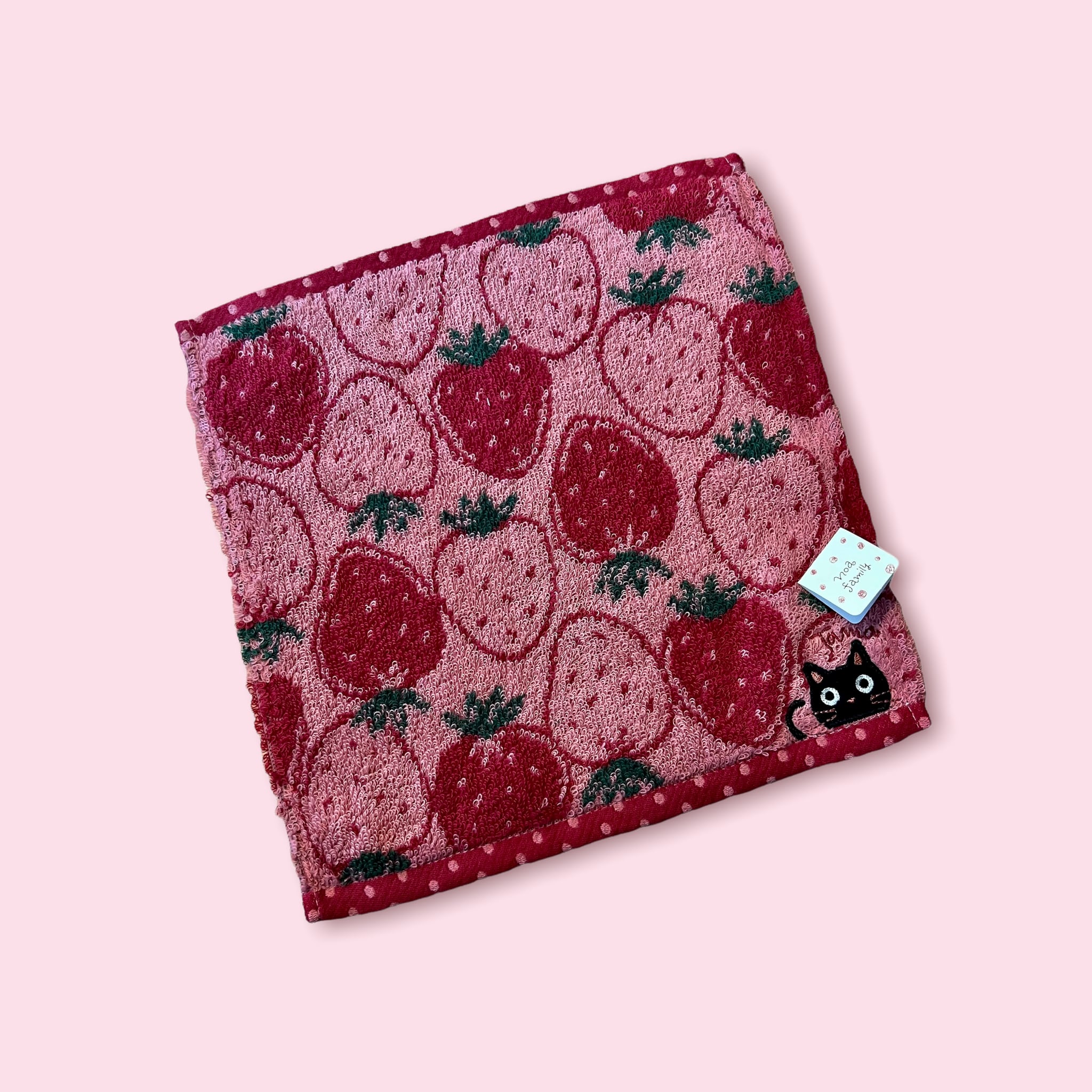 クロネコのたまイチゴ柄タオルハンカチ