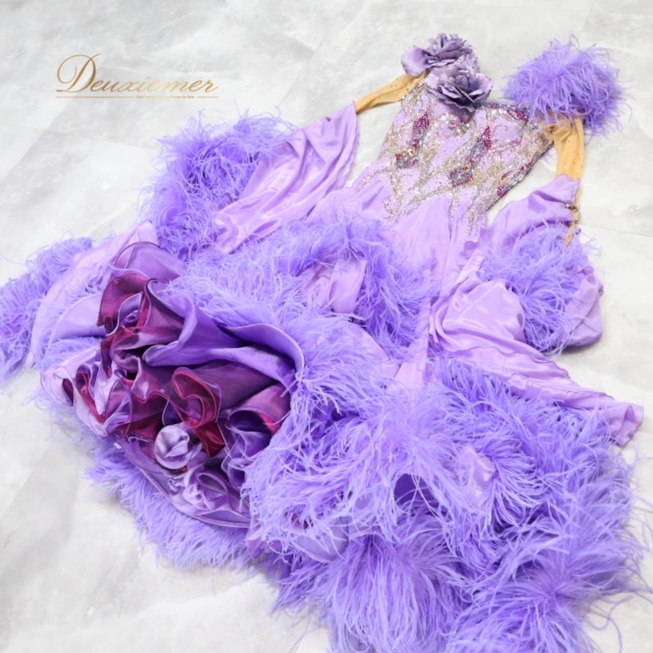 社交ダンス 衣装 チャコット Chacott スタンダードドレス ワンピース スタンダード 紫 フロート レース ファー フェザー デモ 競技 ダンス パーティ 発表会 高級感 豪華 上品 ラベンダー パープル系 パフォーマンス 目立つ 美しい おしゃれ 女性用 コスチューム パーティー衣装 フェミニン