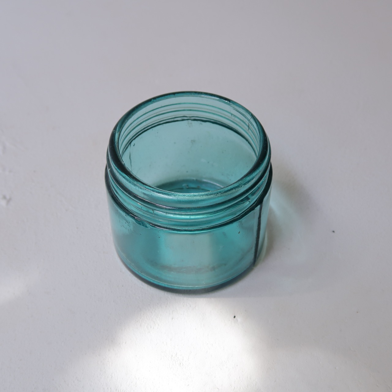 ブルーとグリーンの空き瓶