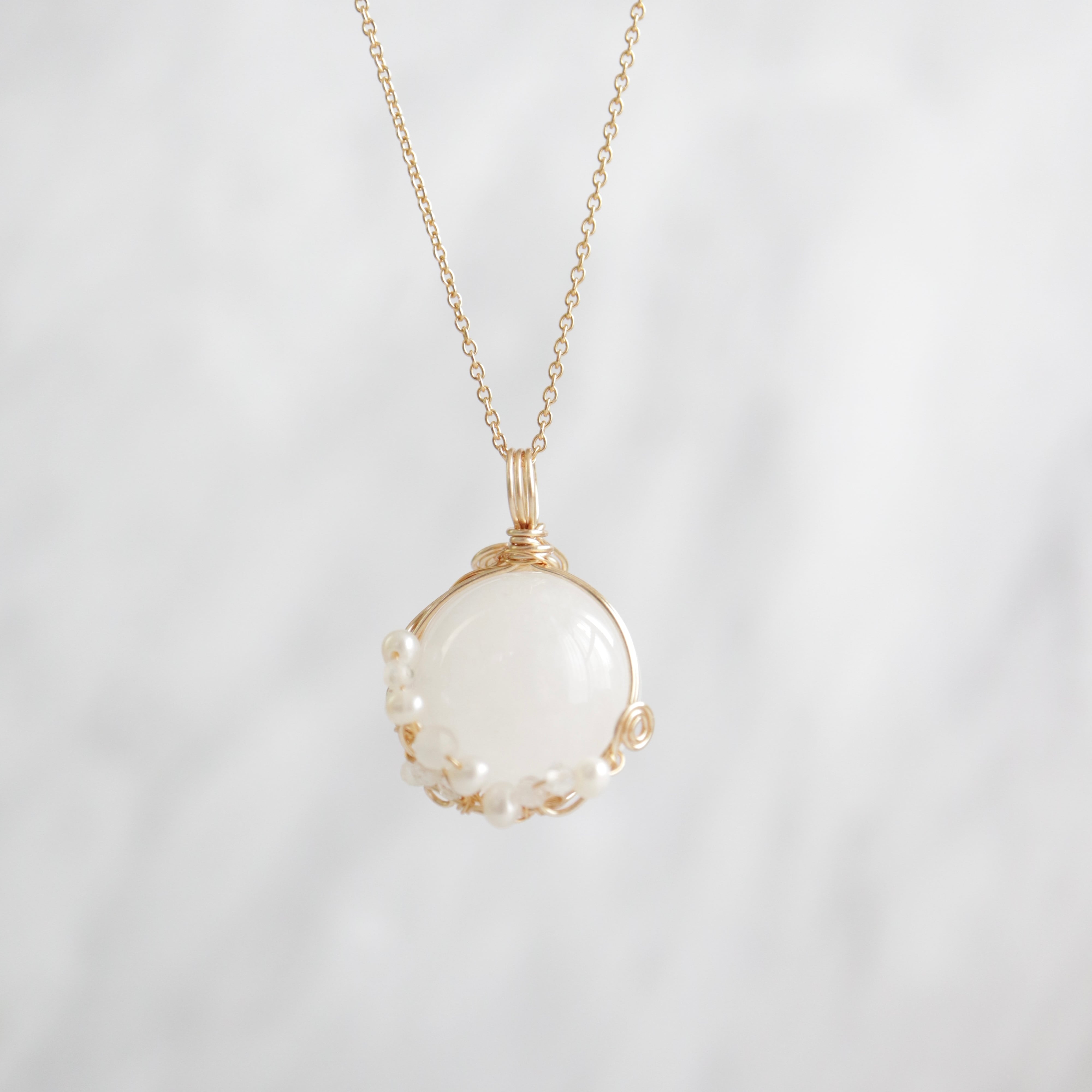 ミルキークォーツのスフィアペンダントトップ《白雪姫のまるい祈り》|ミルク色に光る癒しの天然石