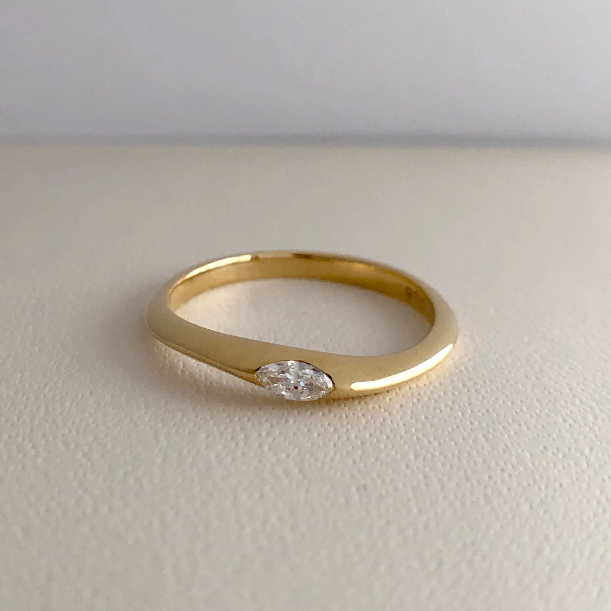 マーキスカットダイヤモンド ウエーブ ピンキーリング 0.06ct K18イエローゴールド チェカ 鑑別書付 | cheka Diamond &  Jewelry powered by BASE