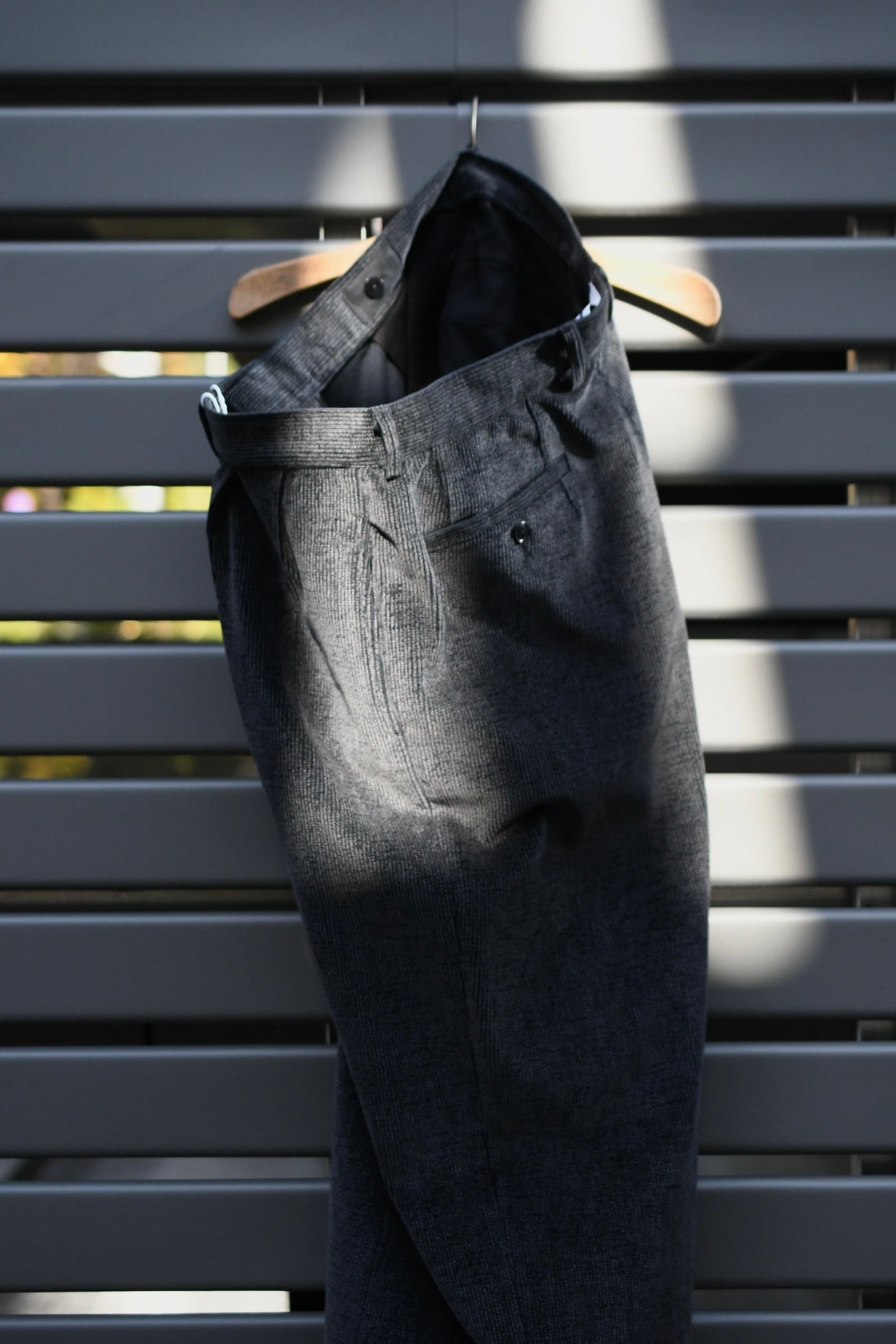 REVERBERATE / TACKED TROUSERS (Black × Gray) | nariwai