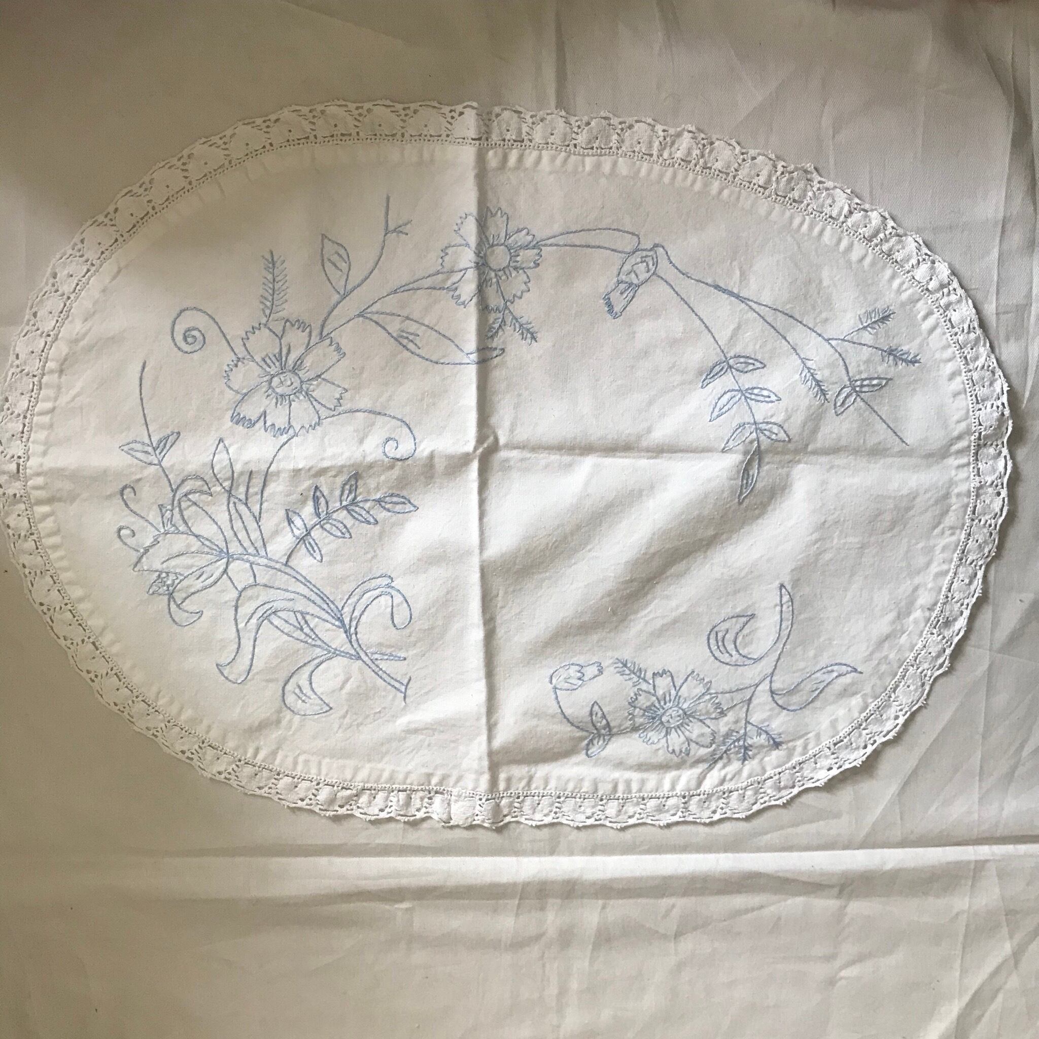 白地に青の刺繍の布