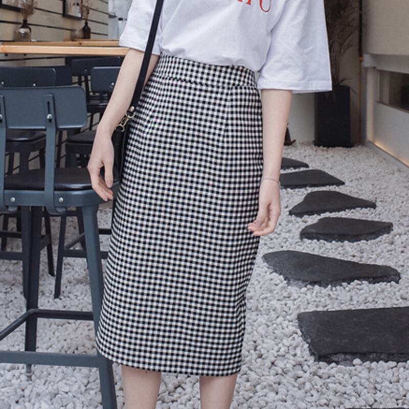 後ろスリット入りギンガムチェックタイトスカート