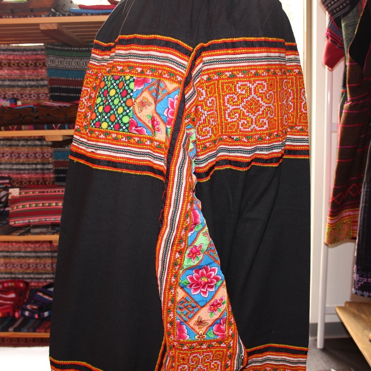 モン族サルエルパンツＡ７ 楽天市場】サルエルパンツ 刺繍ポケット付き モン族 民族衣装 古布