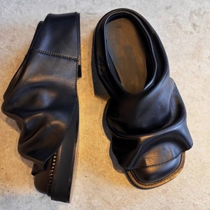 ウェービーシルエットスクエアトゥサンダル　D0376