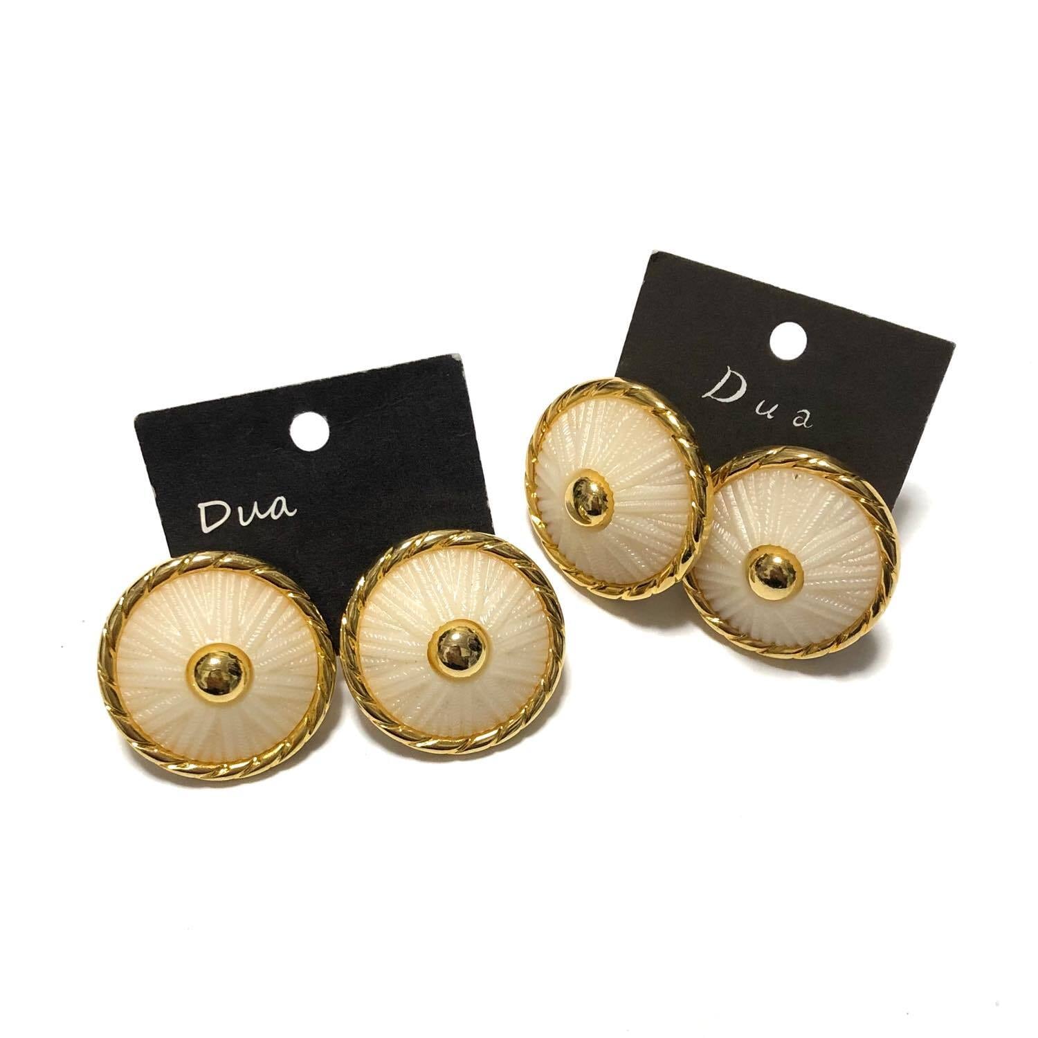 ゴールド縁ライン入り白ボタンの〈ピアス/イヤリング〉 | Dua