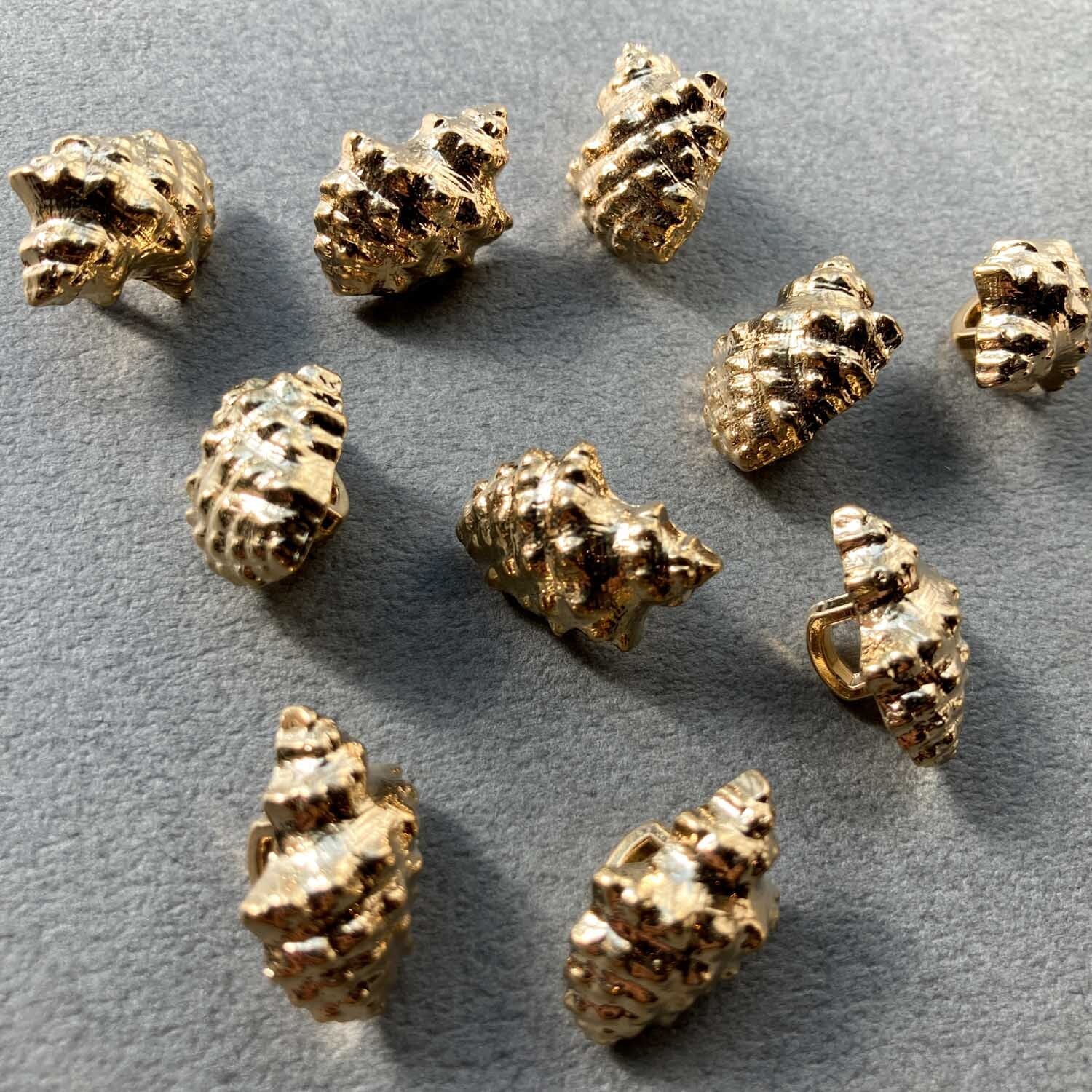 再入荷〉ゴツゴツ巻貝ゴールドボタン（18mm） | Dua-アクセサリー