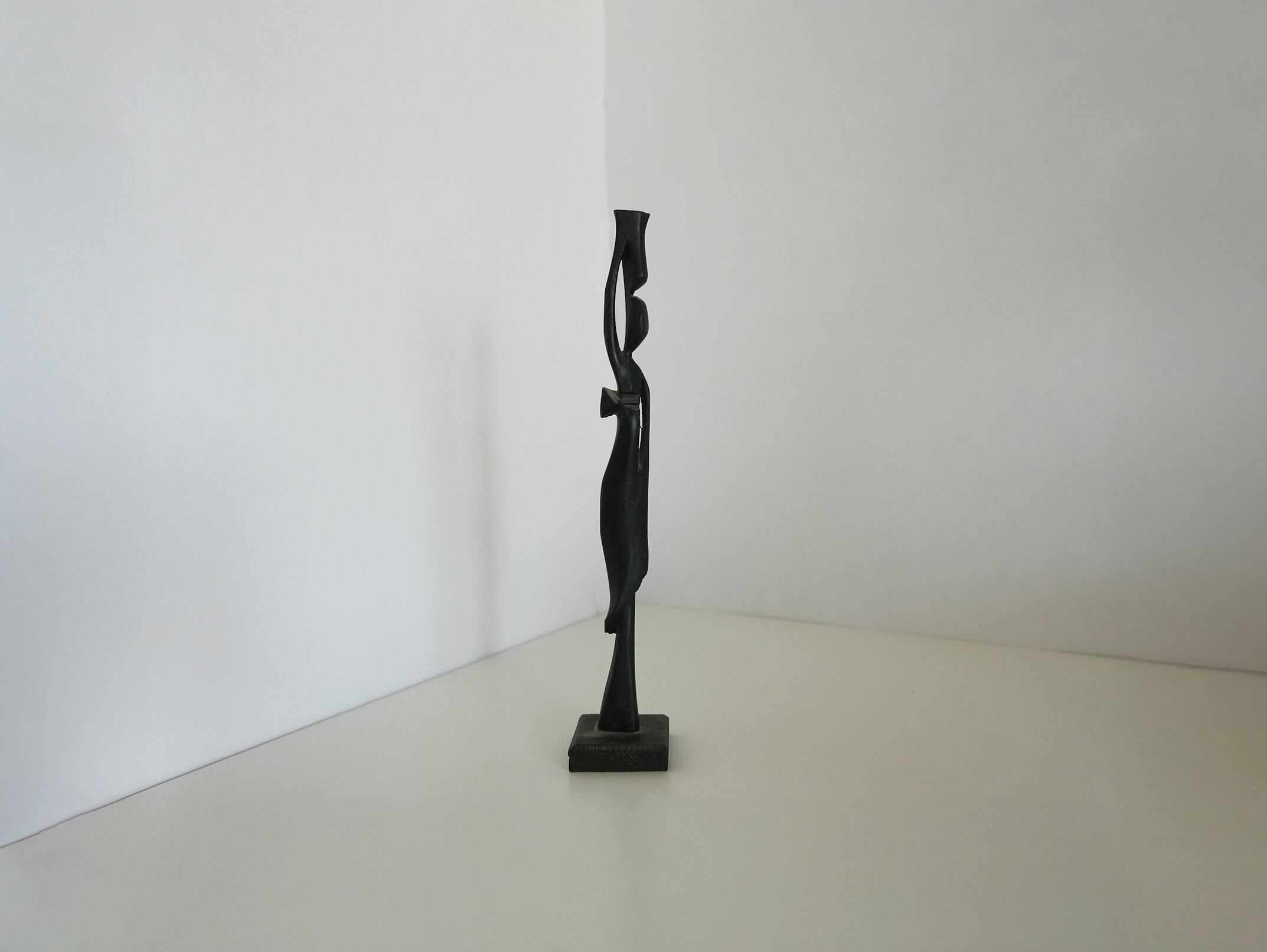 モロッコ 木彫の女性オブジェ