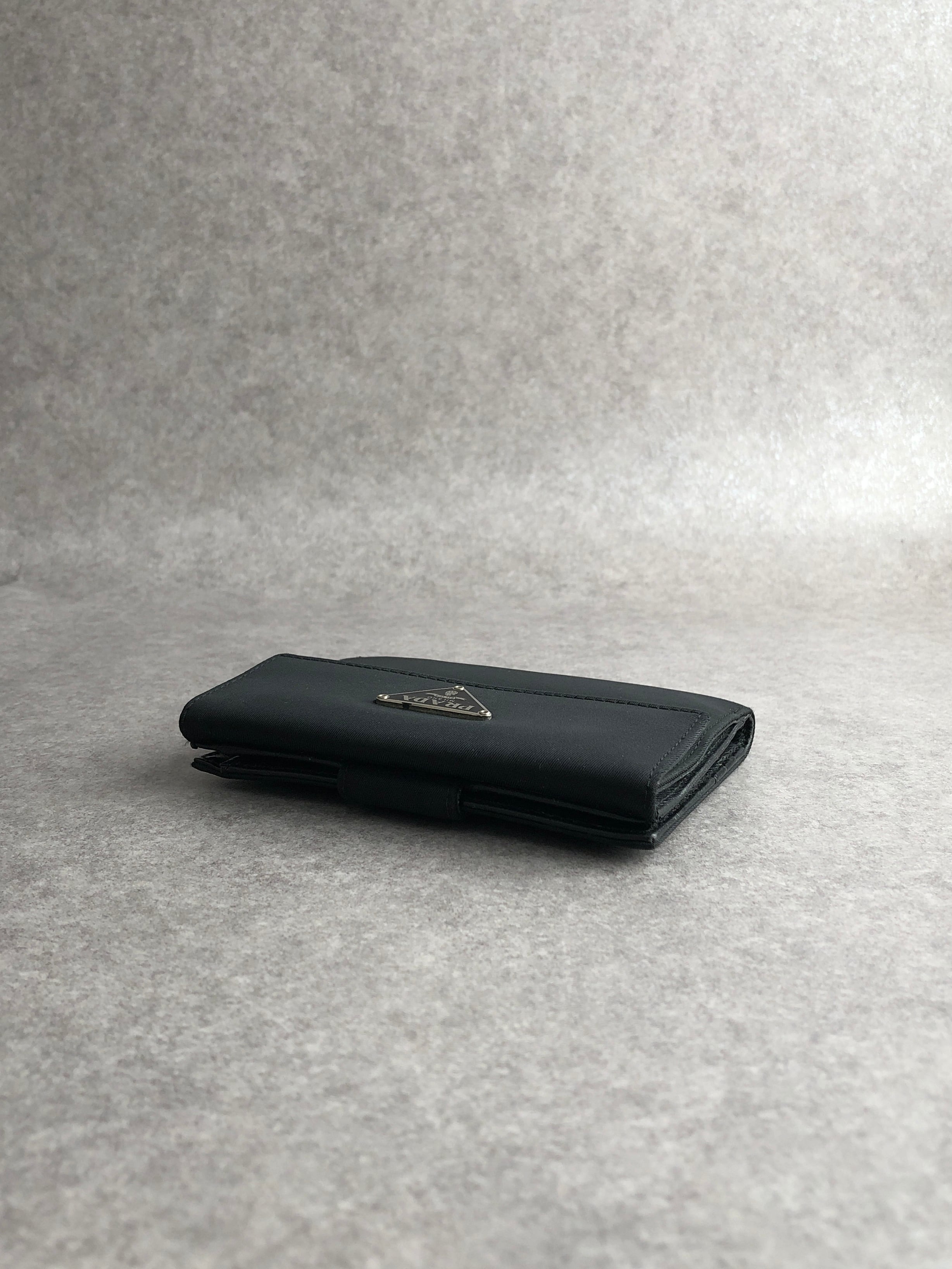 PRADA プラダ 財布 ブラック トライアングルロゴ ナイロン 2つ折り