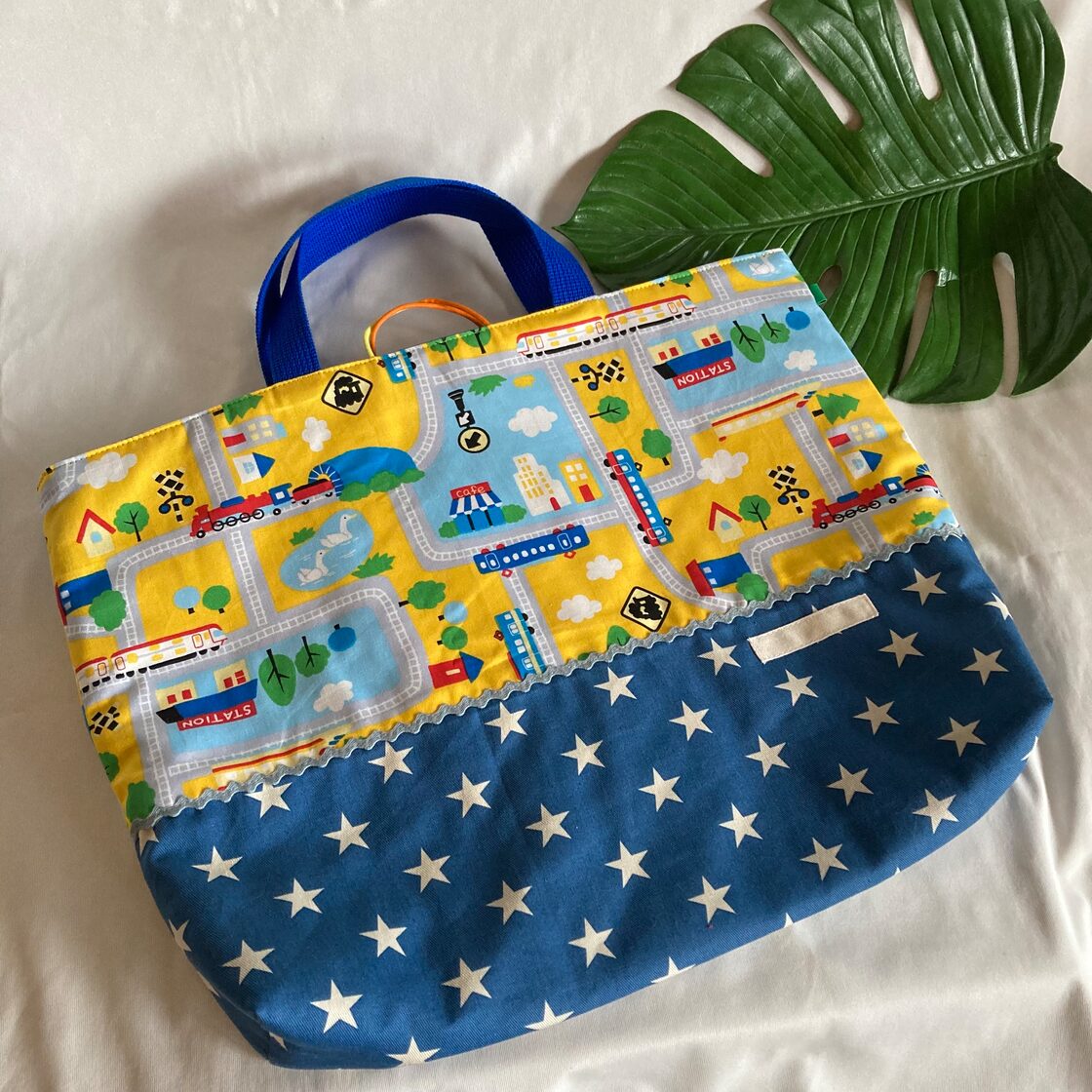 床につかない！！入園入学レッスンバッグ手提げ絵本袋リバーシブル☆63電車汽車が走る町線路キルティング習い事ポケット持ち手 | Pay ID