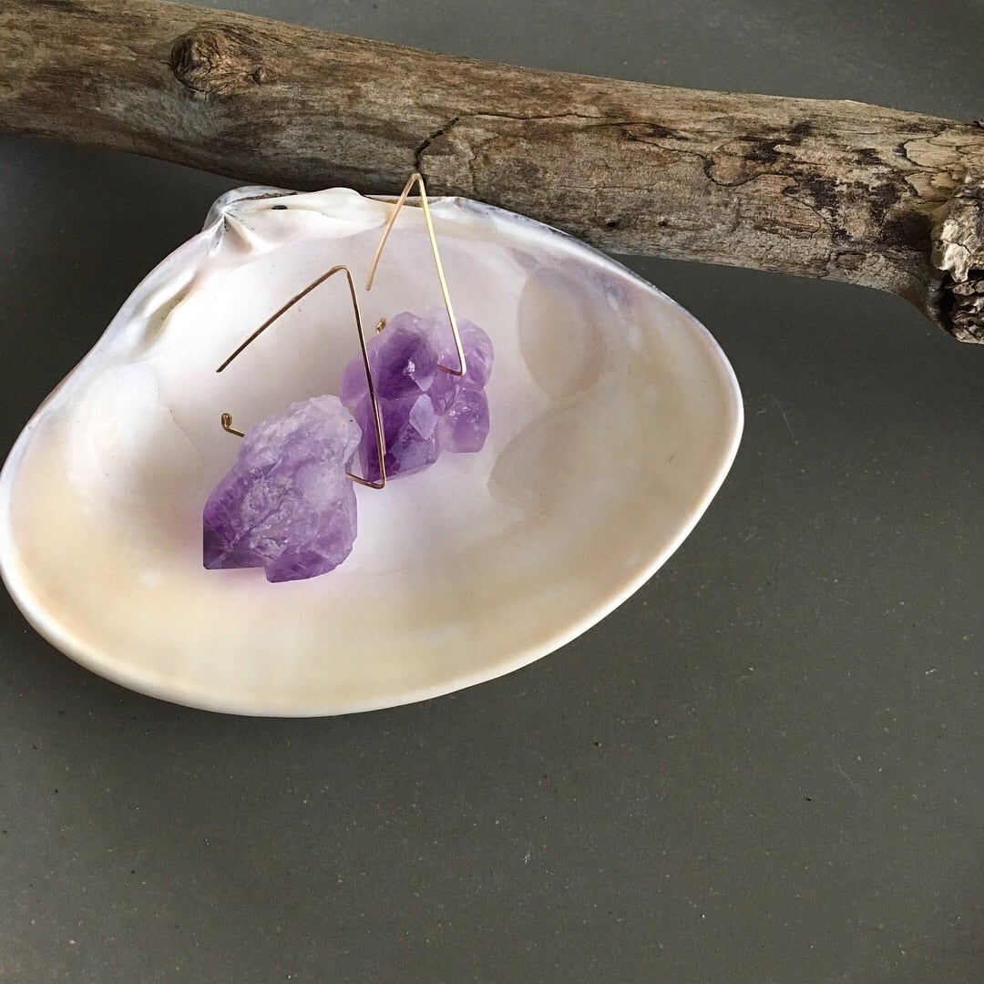 ラフロックアメジストのシンプルトライアングルピアス