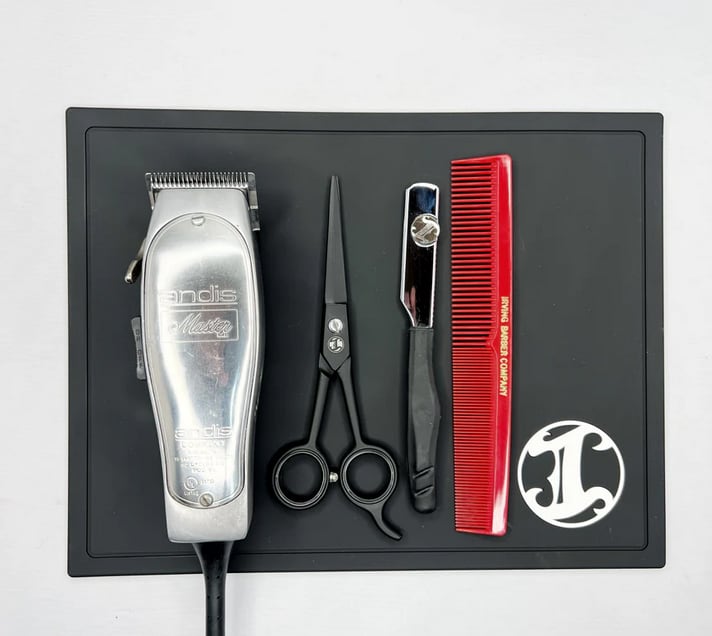 【新サイズ】アーヴィングバーバーカンパニー28x21.5 ワークステーションマット黒+白ロゴ