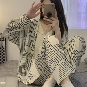 【送料無料】 パジャマ ナイトウェア ルームウェアレディース 上下セット 2点セット ロング マキシ 長袖 Vネック 襟付き Aライン フレア 薄手生地 可愛い 大人可愛い きれいめ シンプル カジュアル シック コンサバ 華やか 大人 上品 おしゃれ お洒落 こなれ感 高見え 高級感 柄 春 夏 秋 女性用 ママ 20代 30代 40代 部屋着 普段使い ファッション コーデ スタイル 楽ちん 体型カバー 定番 着痩せ ホワイト ブラック 大人カラー バイカラー モノトーン