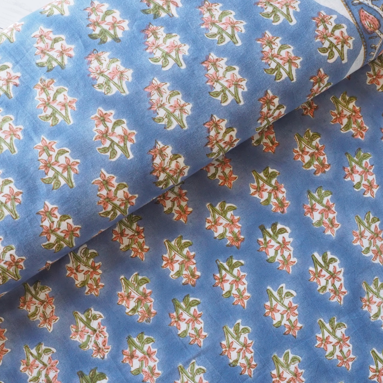 ブロックプリント生地【50cm単位】インド綿 片耳ボーダー付き 花柄A 青×オレンジ #18031-BL1