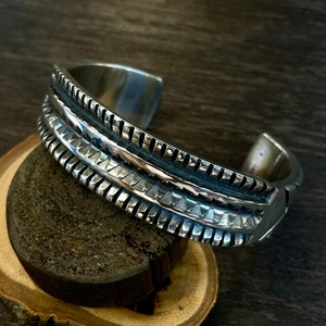 ジェロルドタヘ(Jerrold Tahe) スタンプワークバングル