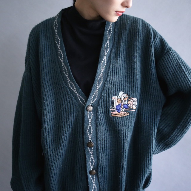 one point embroidery wappen and line design 5b loose silhouette cardigan（made in italy）