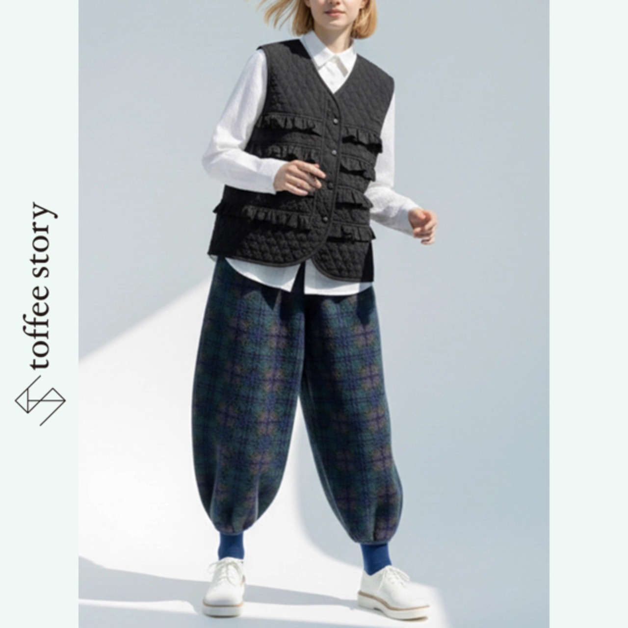 内側に絵本世界が咲くアート系ブラックベスト 《i0820》