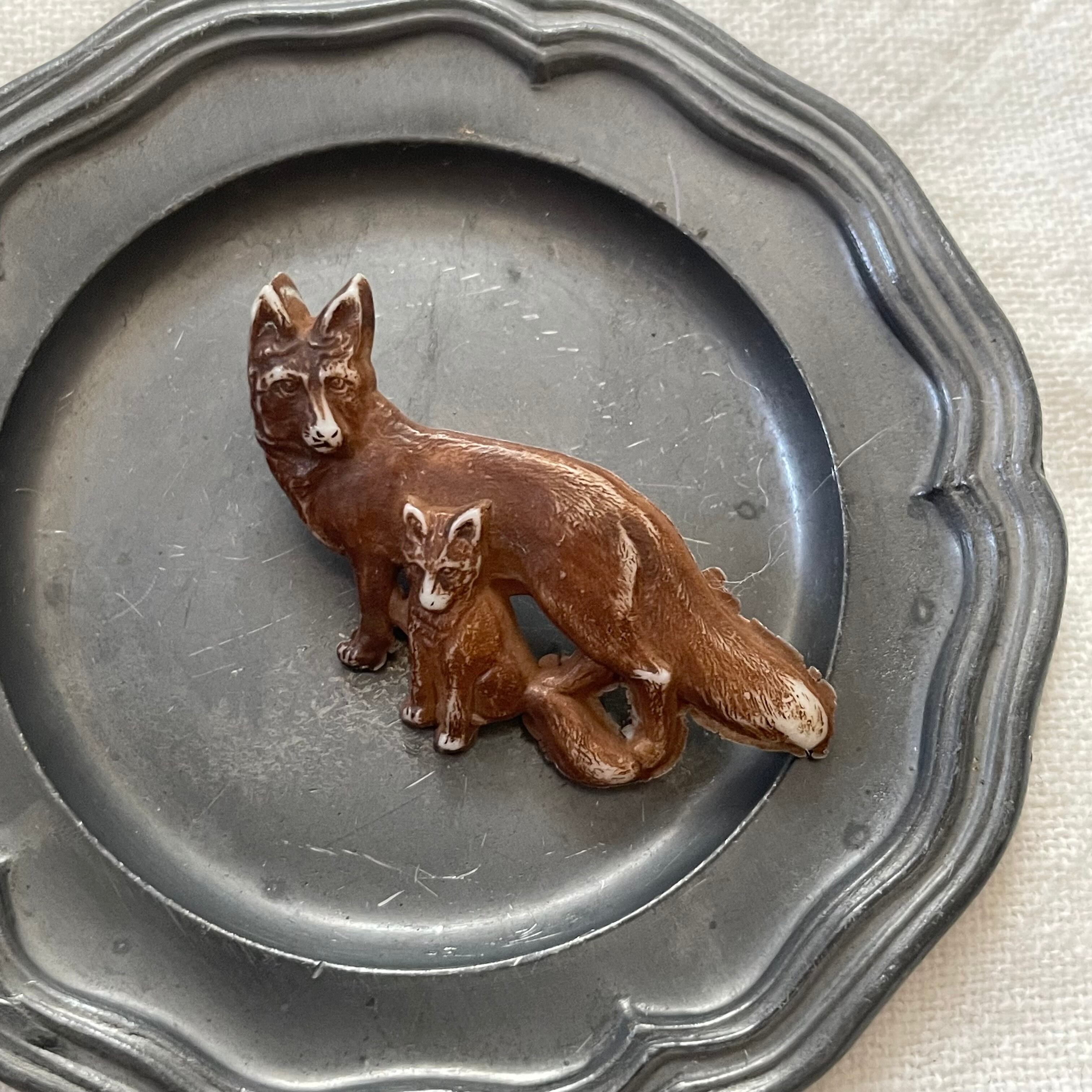 キツネの親子のブローチ