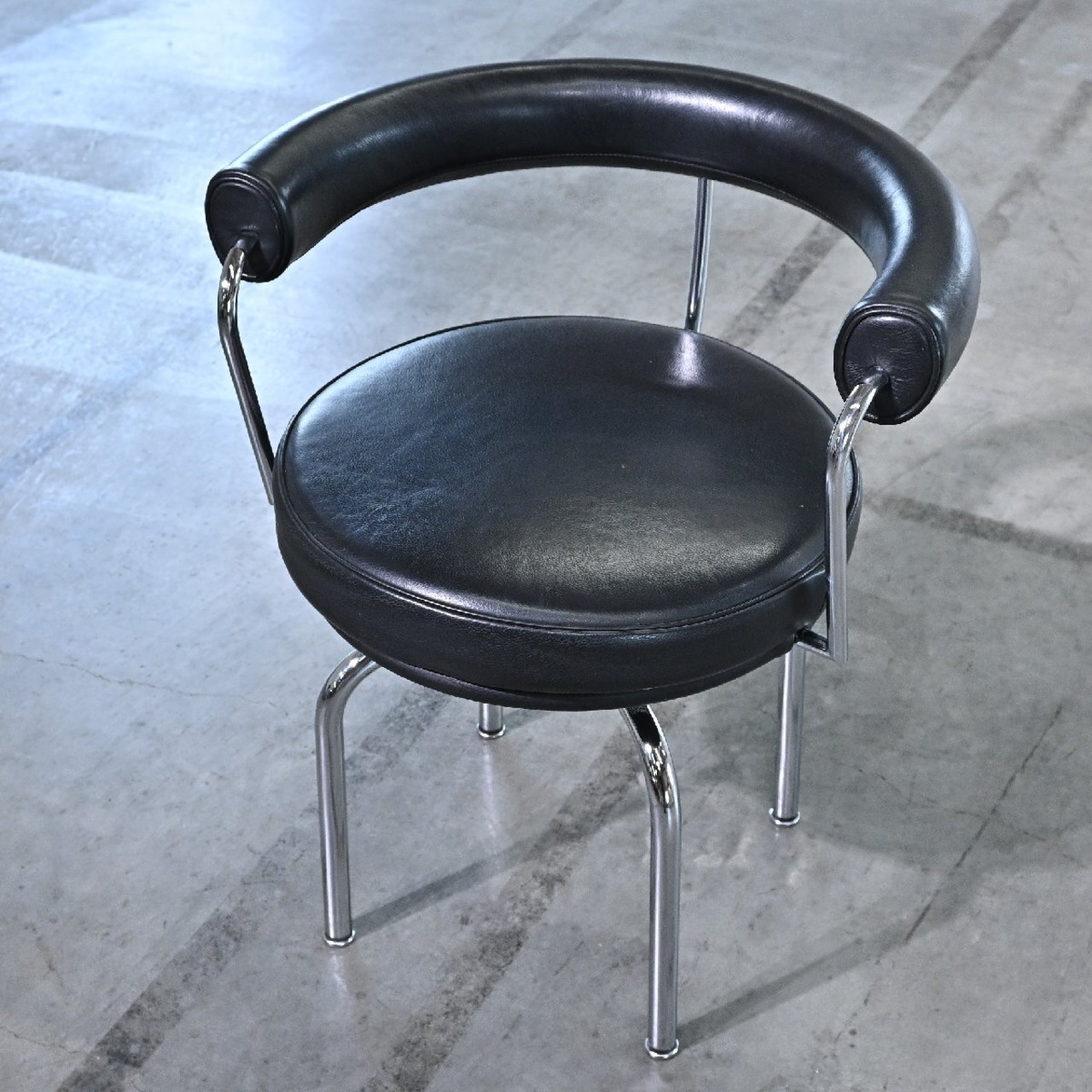 名作 Cassina 76万「LC7」スウィベルチェア ル・コルビュジェ 本革 アーム ラウンド 椅子 Le Corbusier カッシーナ イタリア FAUTEUIL【中古家具/中古インテリア/USED家具ユーズド家具/リサイクル】