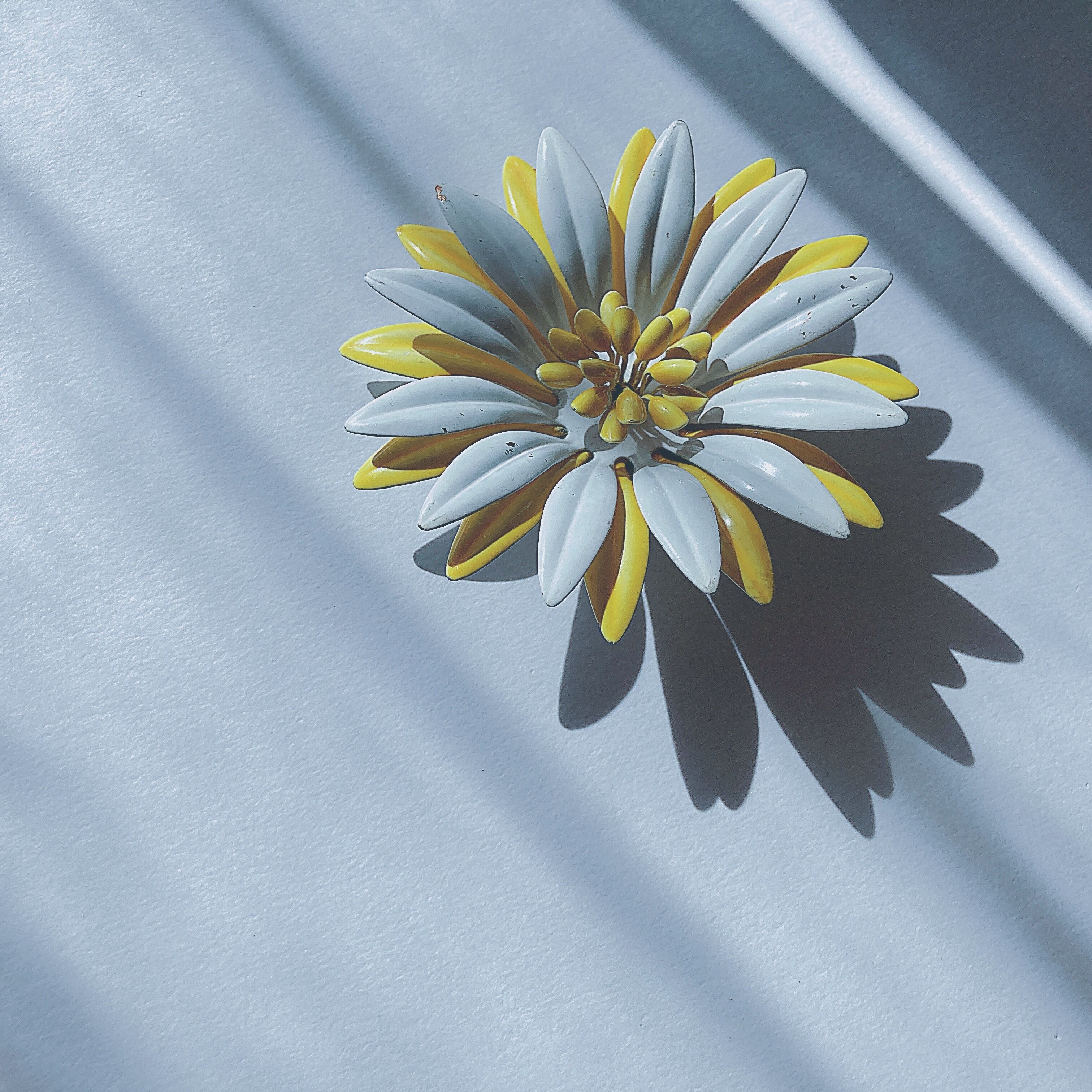 Vintage 60s - 70s white yellow enamel flower brooch ヴィンテージ