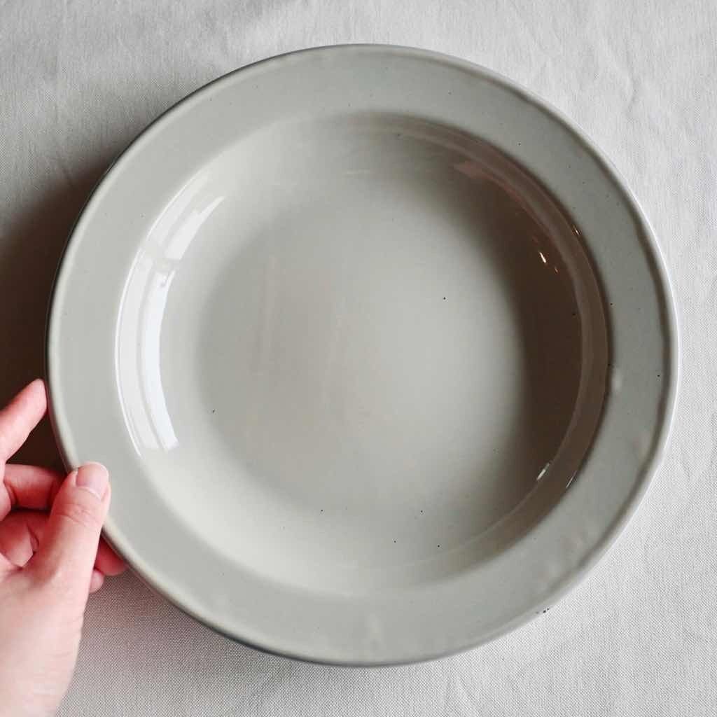 エナメルプレート24cm アイボリー ベージュ|レトロ シック 平皿 おしゃれ ギフト 新築祝い 結婚祝い アメリカ雑貨