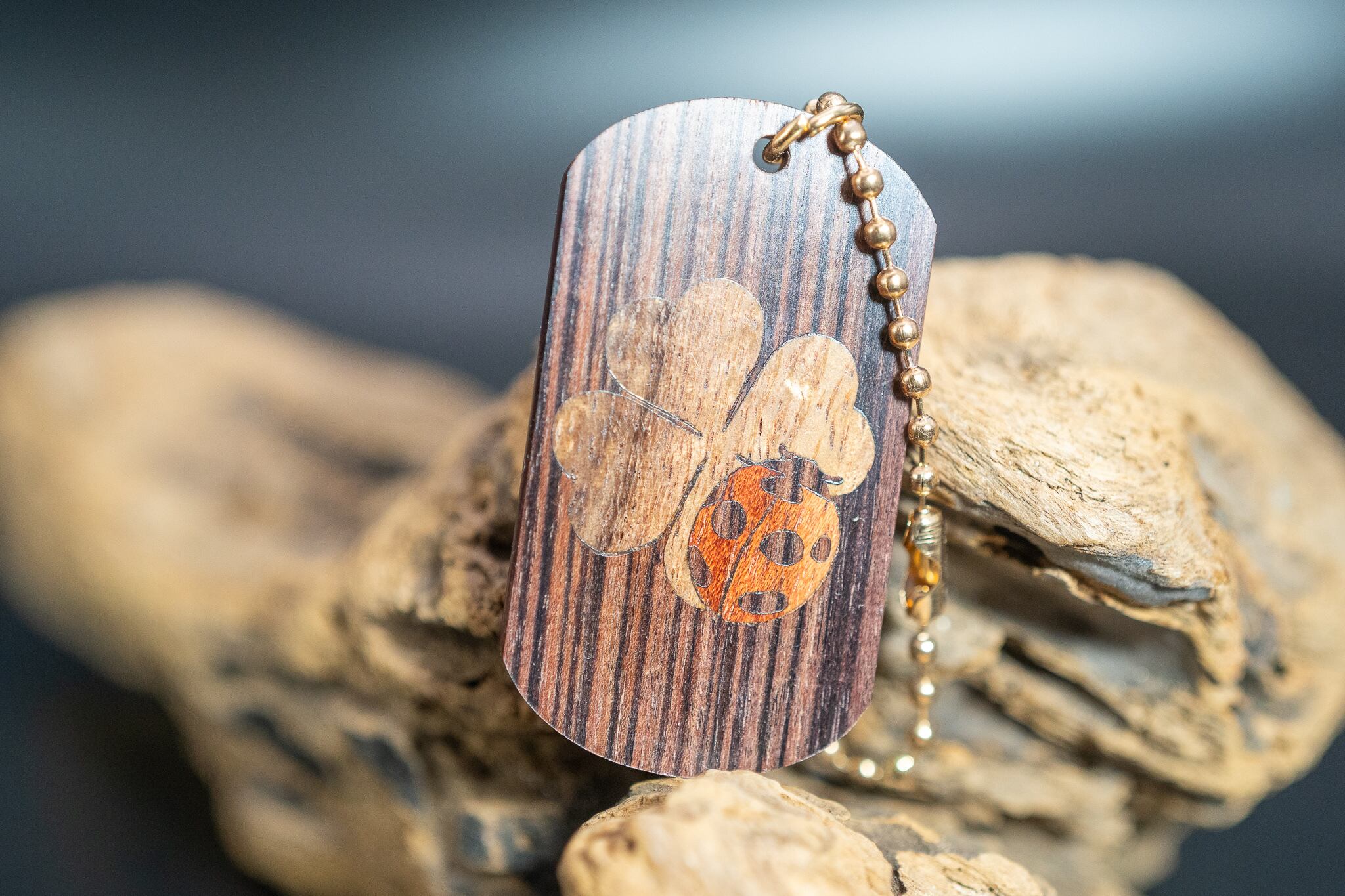 【王室御用達 】キングウッド ドッグタグ 象嵌 幸運を運ぶナナホシテントウ