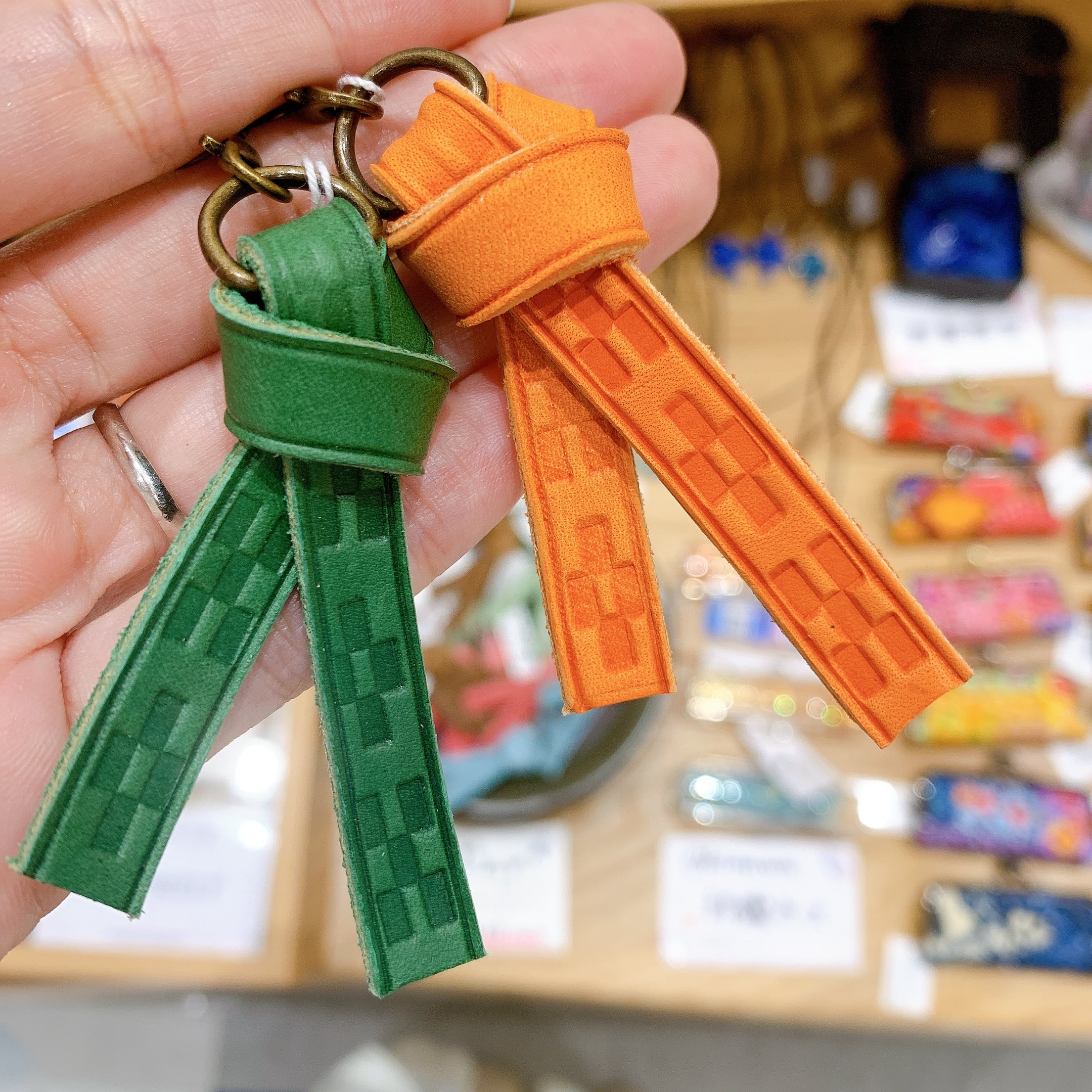 大人気✨】沖縄限定｜ミンサーサンレザー キーホルダー（T-C1-21