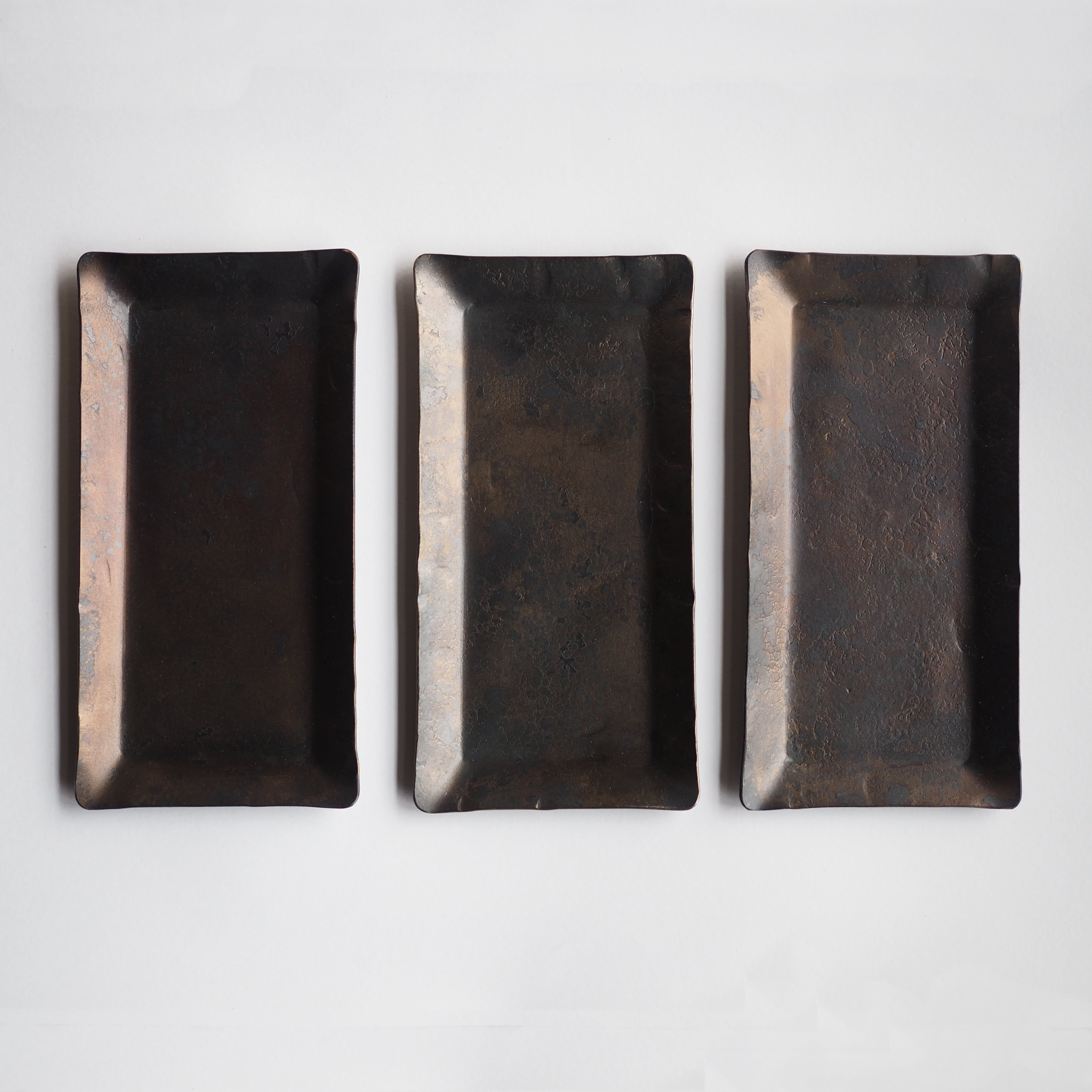 アイアントレー】鉄と炎が生む唯一無二の表情・槌目が織りなす和モダン