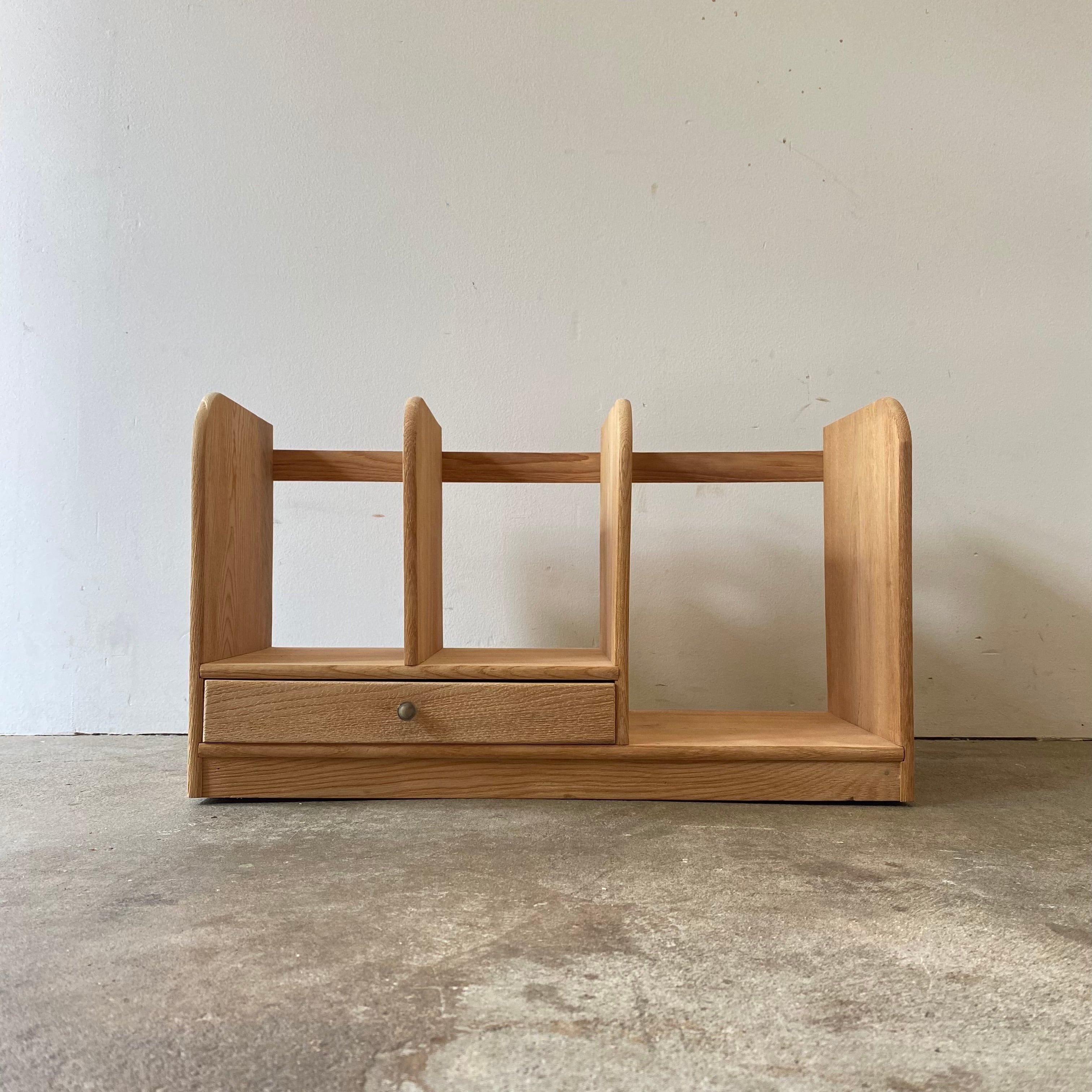 引き出しつきの本立て　0953