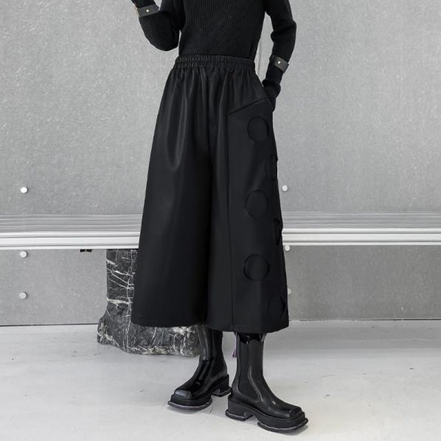 フェイクレザー パンツ スカーチョ ワイドパンツ PUレザー パンチング 大人増し モード服 きれいめ｜天使と悪魔