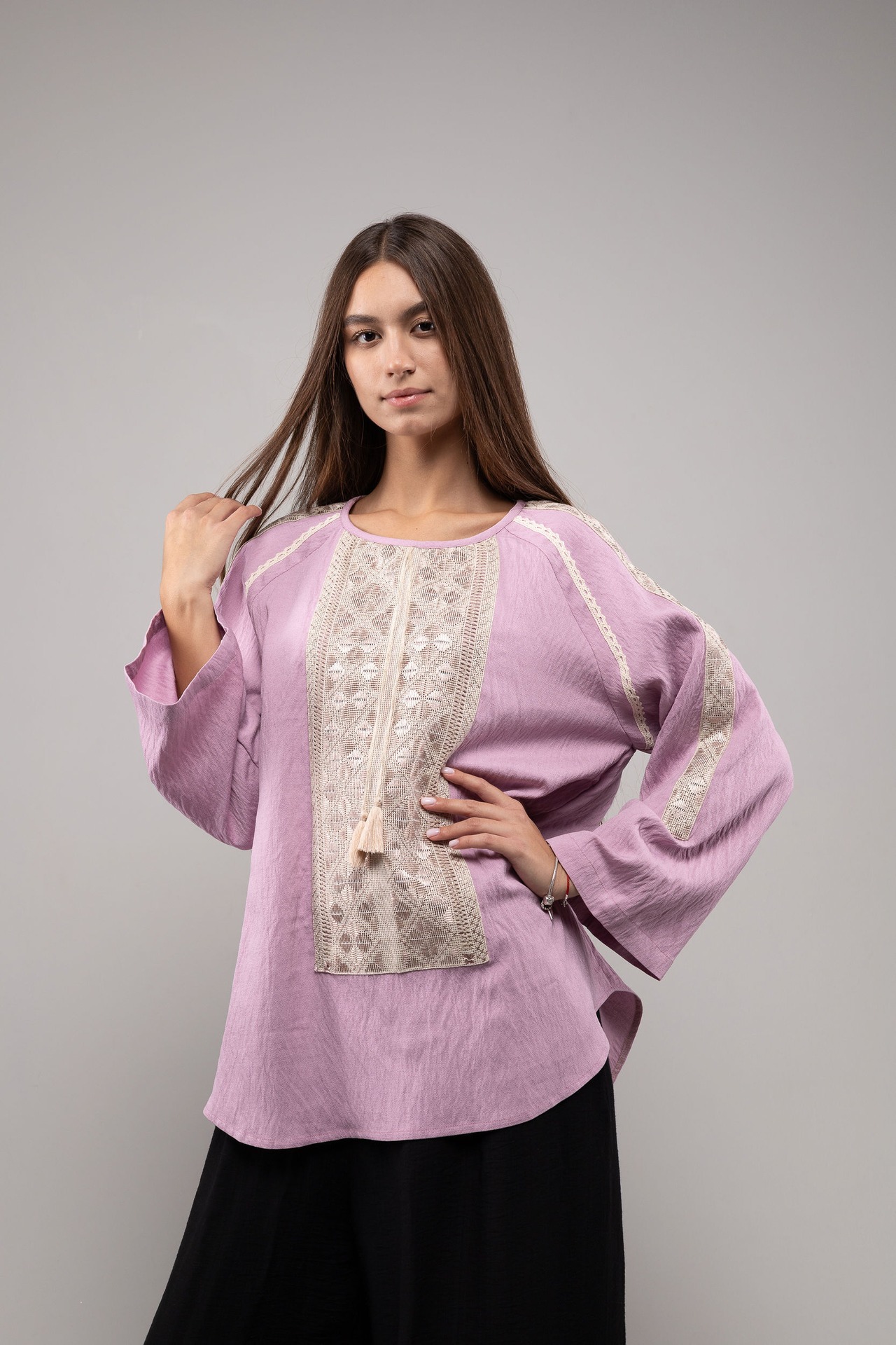 ウクライナ刺繍ヴィシヴァンカ グラージュ・ニジンカ（平行縫い）　シルク手刺繍　ブラウス　麻　レディース・フリーサイズ - 9