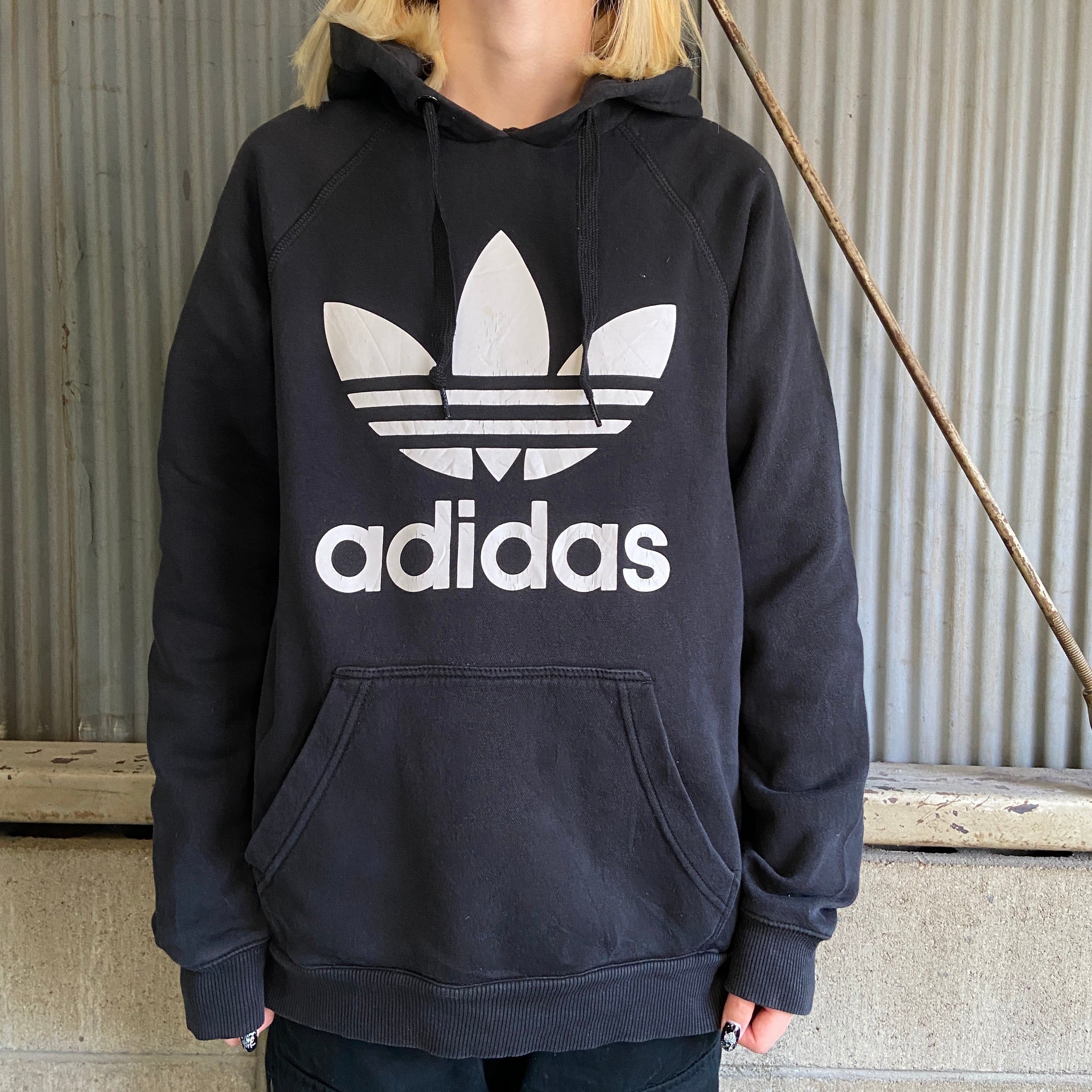 adidas アディダストレフォイルロゴ フロントロゴ プリント スウェット 