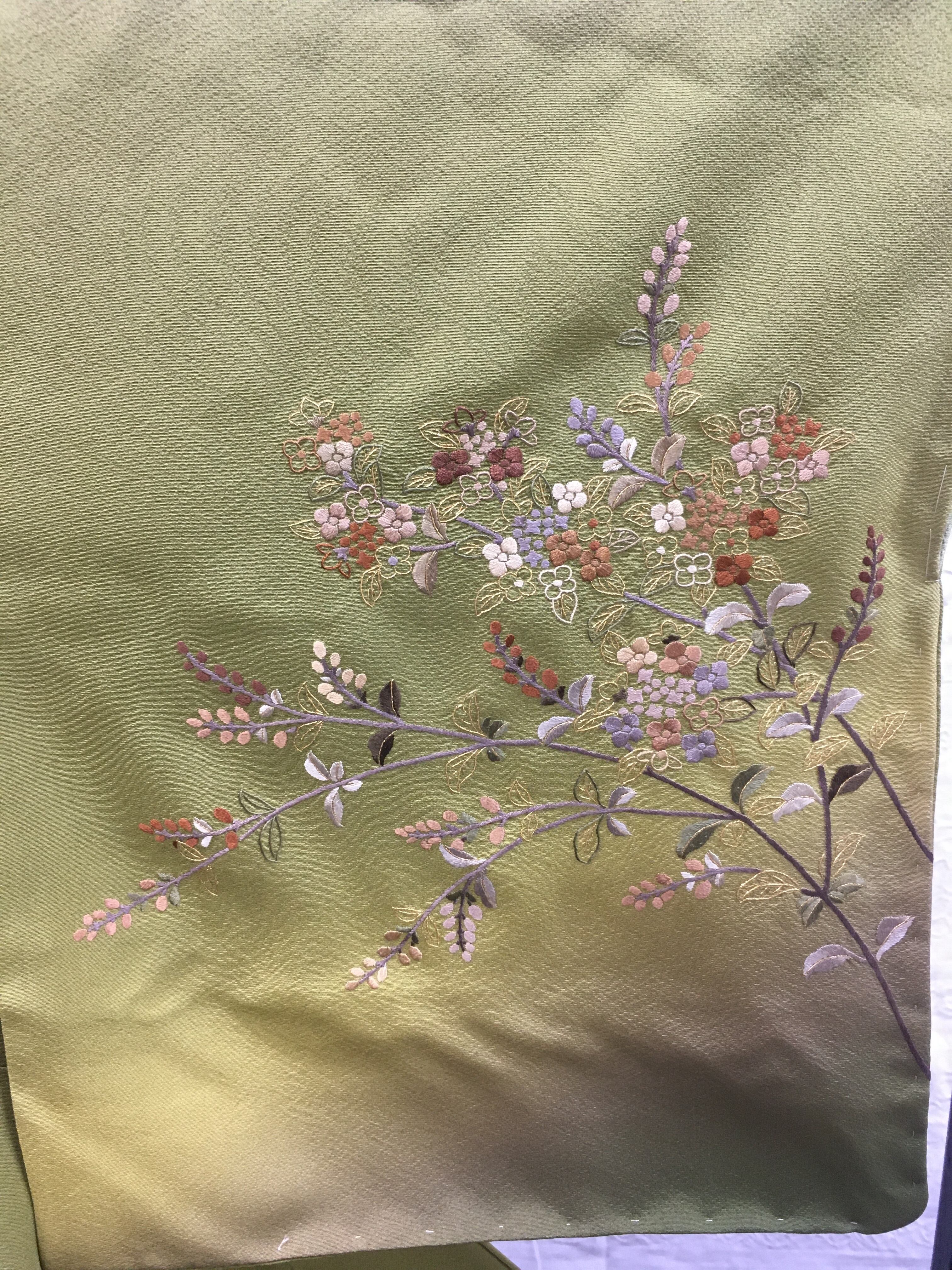 訪問着袴（金茶と草色ぼかし、刺繍草花）