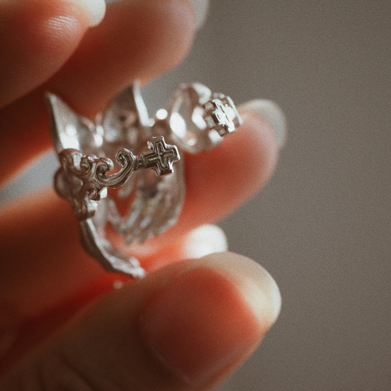 Silver ring of spherically-articulated dolls