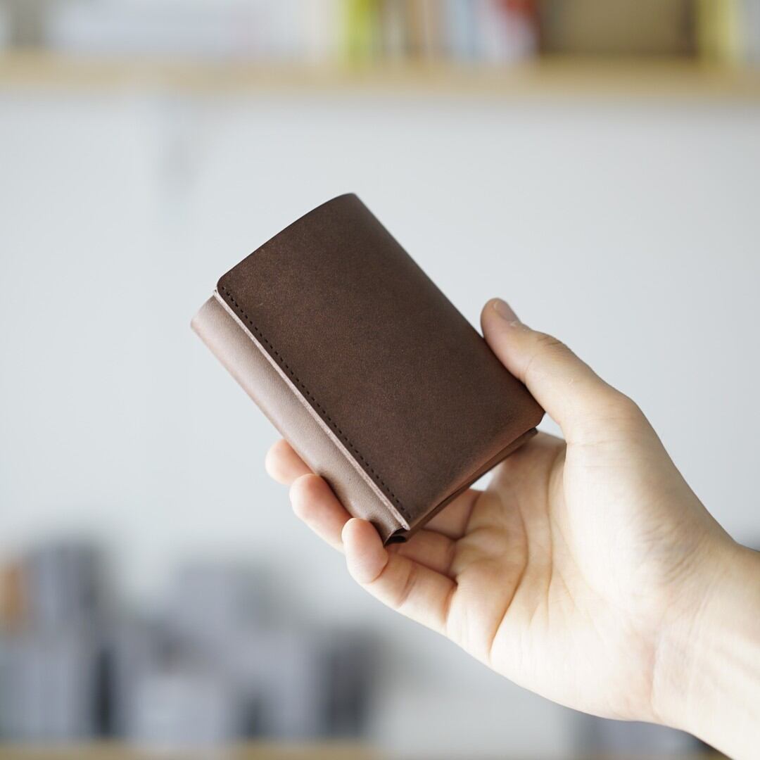 財布・ケース・小物入れ fabrik TRI-FOLD WALLET CHOCOLATE しっかり入ってコンパクトな財布 TRI-FOLD WALLET / CHOCOLATE