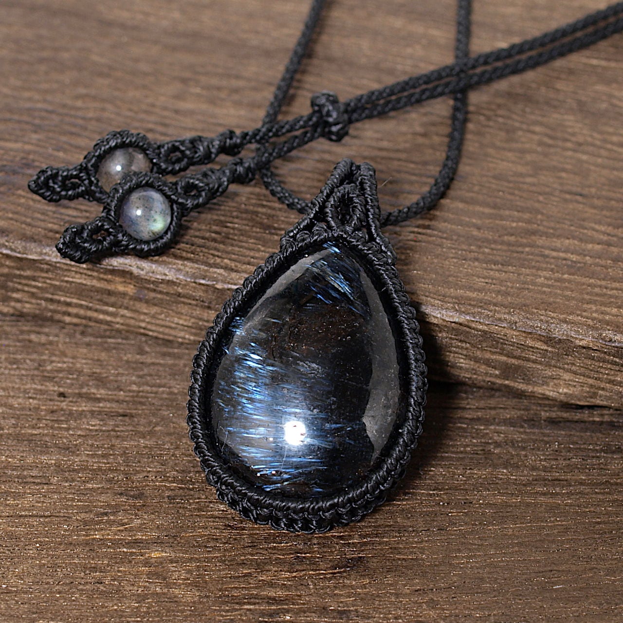 一点物】ヌーマイトの雫型ルースを包んだマクラメネックレスNo.2