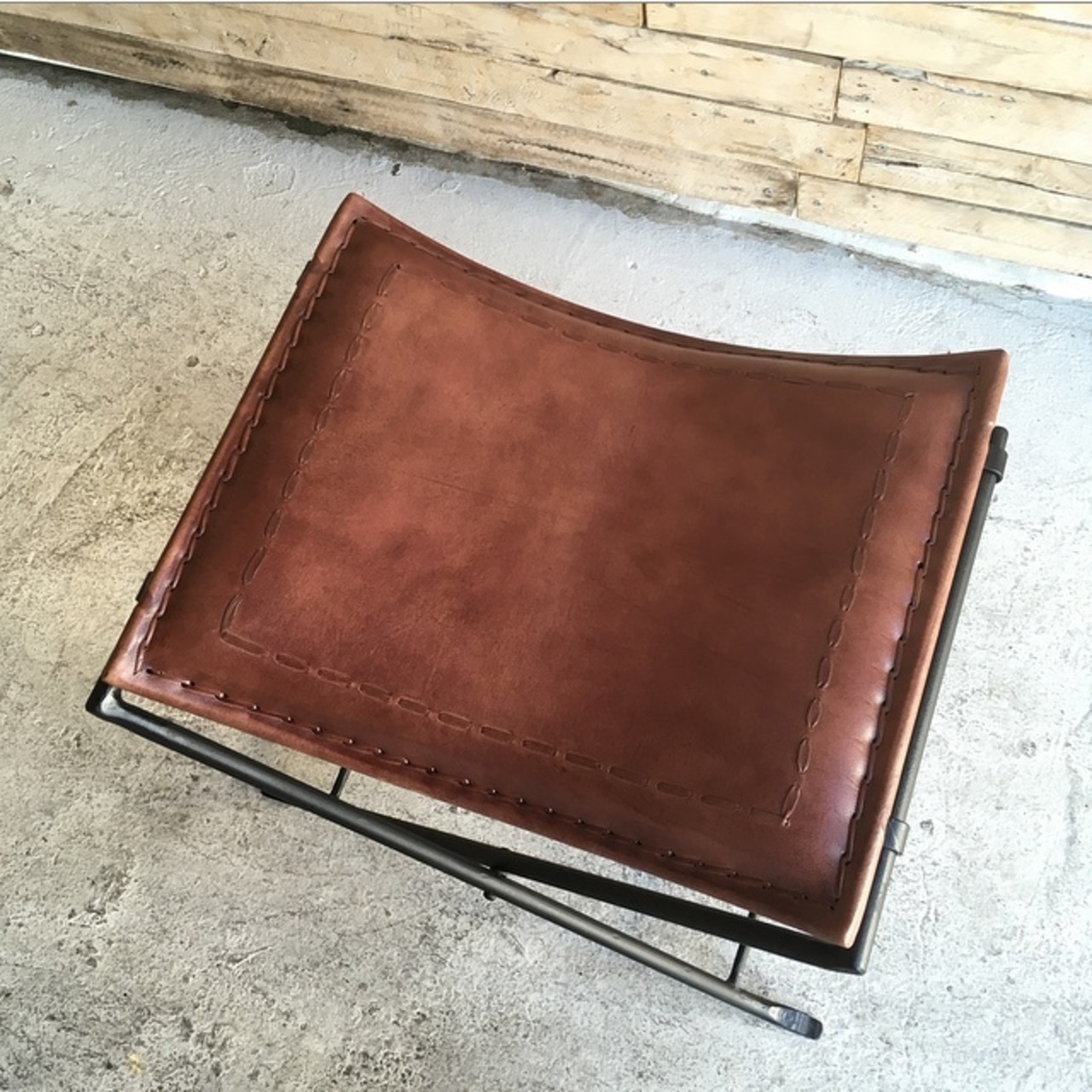 India Goat leather and iron folding stool Dark brown　インド　ゴートレザーアイアンフォールディングスツール　ダークブラウン　イス　山羊革　折りたたみ